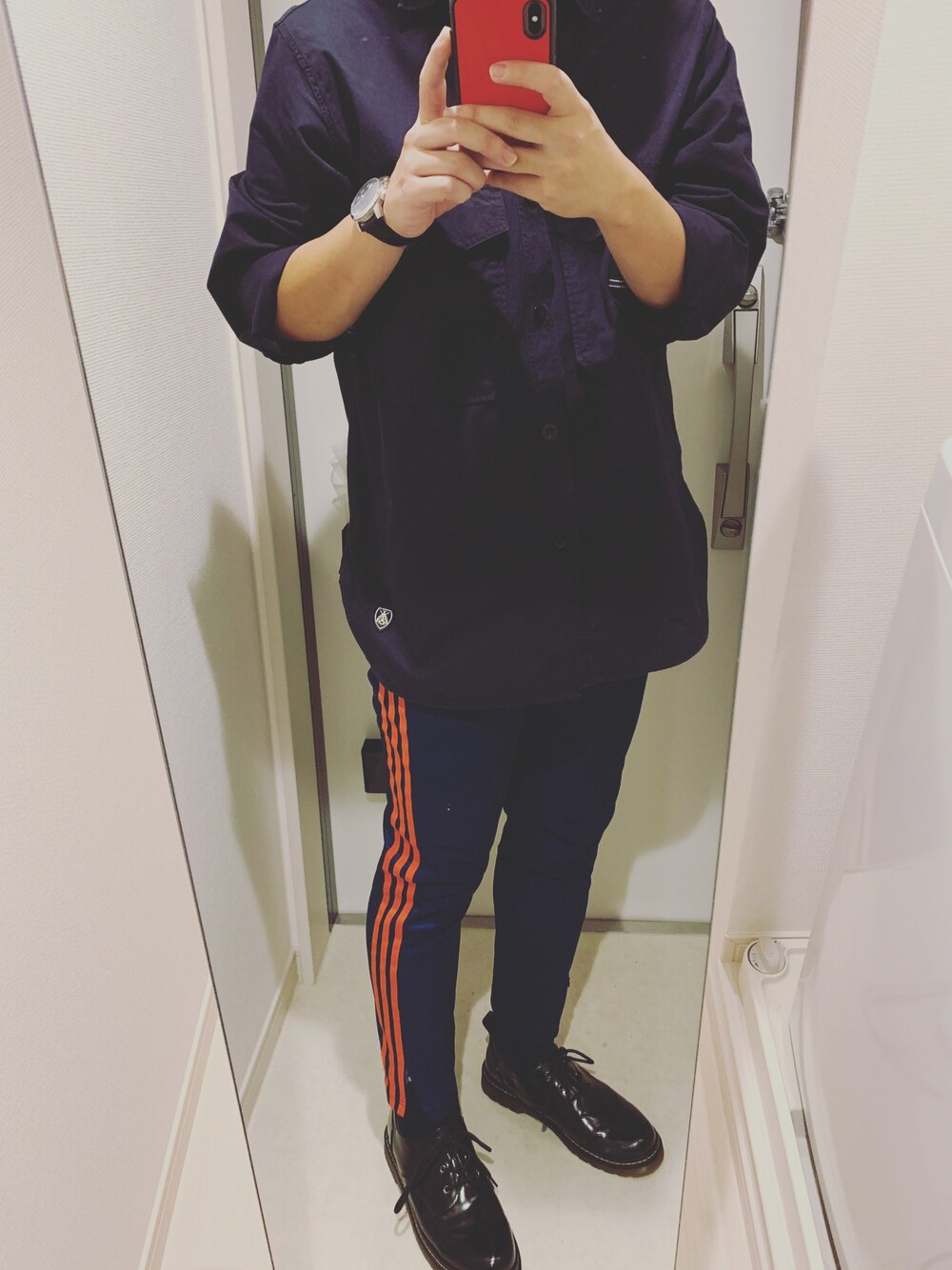 「シンプルコーデ、秋冬、スポーツミックス、休日スタイル、orcival、adidas、トラックパンツ、おしゃれさんと繋がりたい、オトナカジュアル」｜「ORCIVALのアイテム（シャツ/ブラウス、パープル系）」を使った、KOUTAさん（メンズ・175cm）の秋コーディネートの1枚目の写真