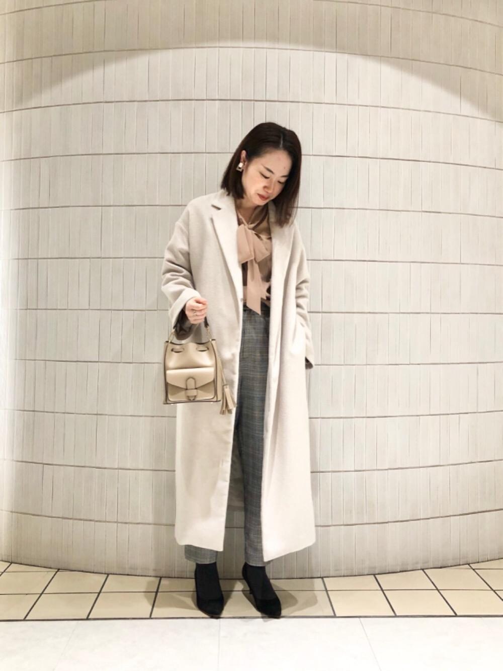 「晴れ、暖かい、お呼ばれ、le.coeur blanc、お仕事、ルクールブラン、アトレ松戸」｜「le.coeur blancのサイドスリットロングチェスターコート（チェスターコート、ベージュ系）」を使った、ルクールブランアトレ松戸店スタッフさん（レディース・160cm）の秋コーディネートの1枚目の写真
