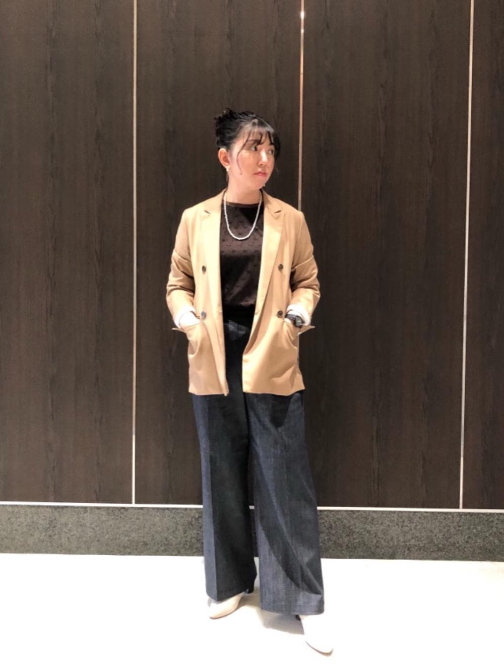 「休日、晴れ、寒い、女子会、お呼ばれ、le.coeur blanc、涼しい、お仕事、ルクールブラン、アトレ松戸」｜「le.coeur blancのピークドカラーダブルブレストジャケット（テーラードジャケット、ベージュ系）」を使った、ルクールブランアトレ松戸店スタッフさん（レディース・159cm）の秋コーディネートの1枚目の写真