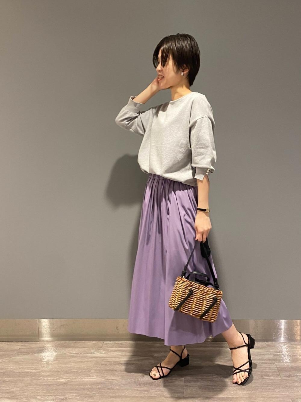 グレー系のスカート、グレー系のニット/セーターを着用したレディースの春コーディネートの1枚目の写真