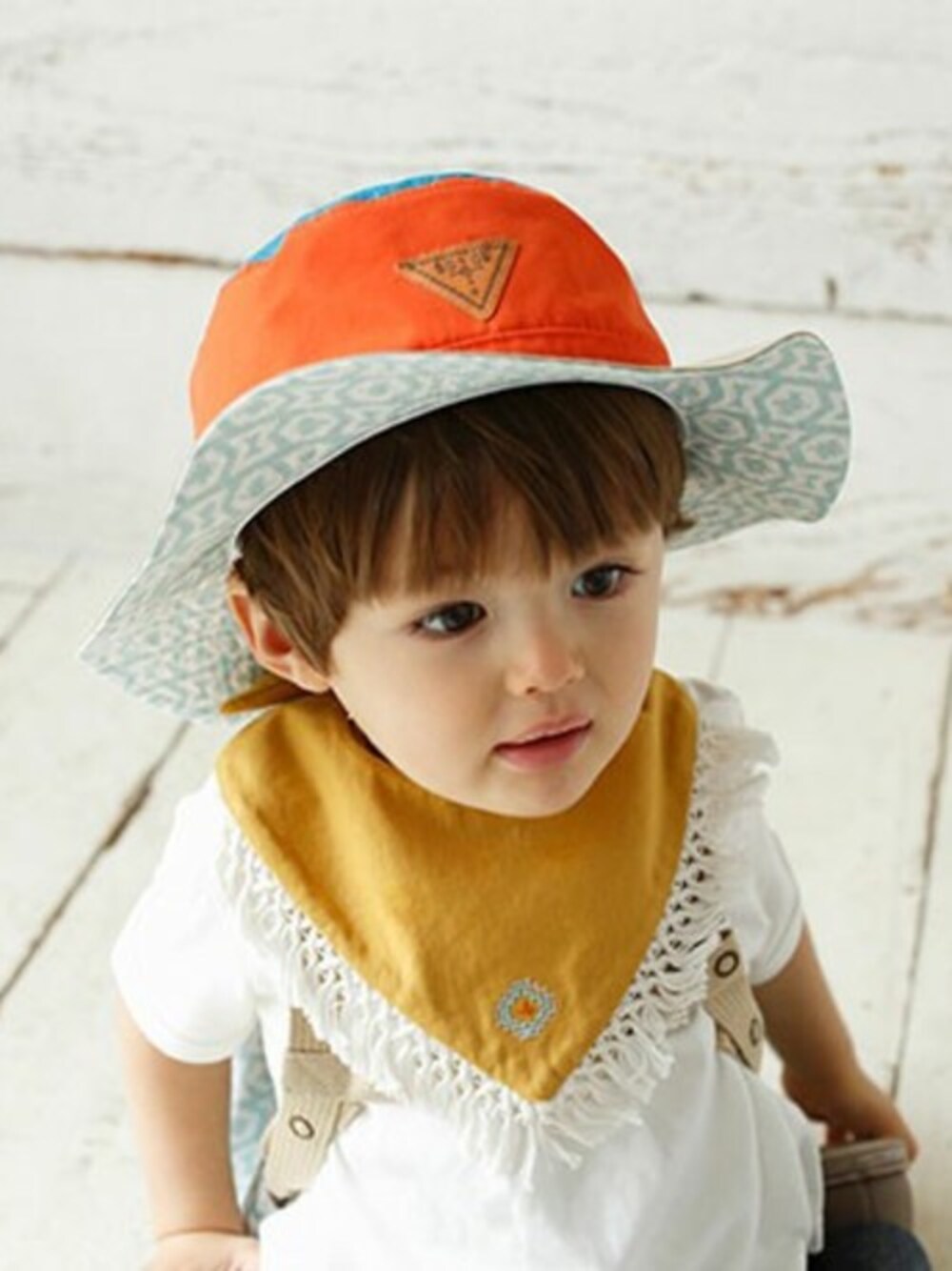 ブルー系のハットを着用したキッズの夏コーディネートの1枚目の写真