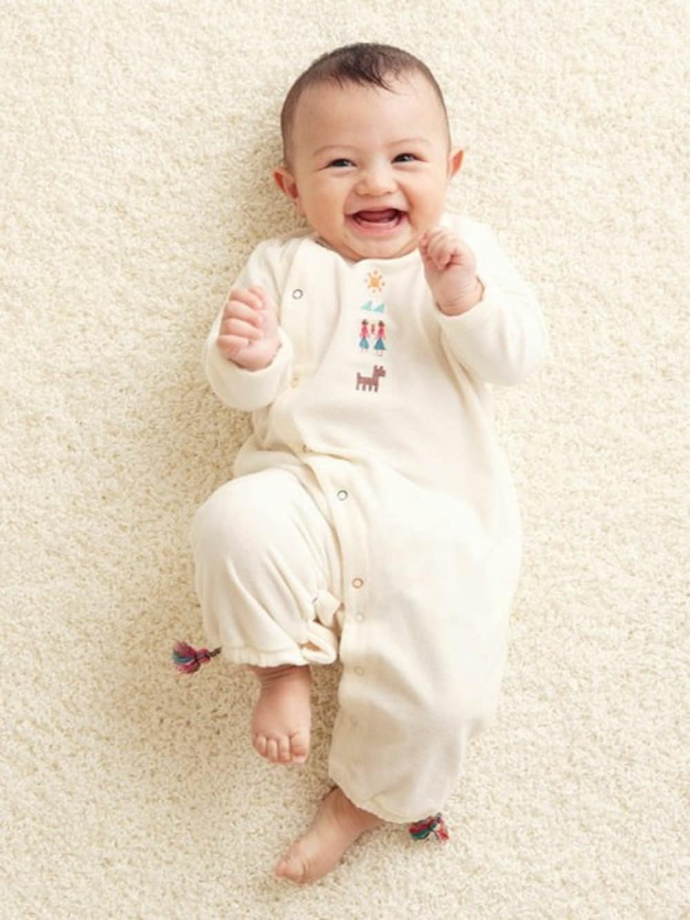 ホワイト系のロンパースを着用したキッズの夏コーディネートの1枚目の写真