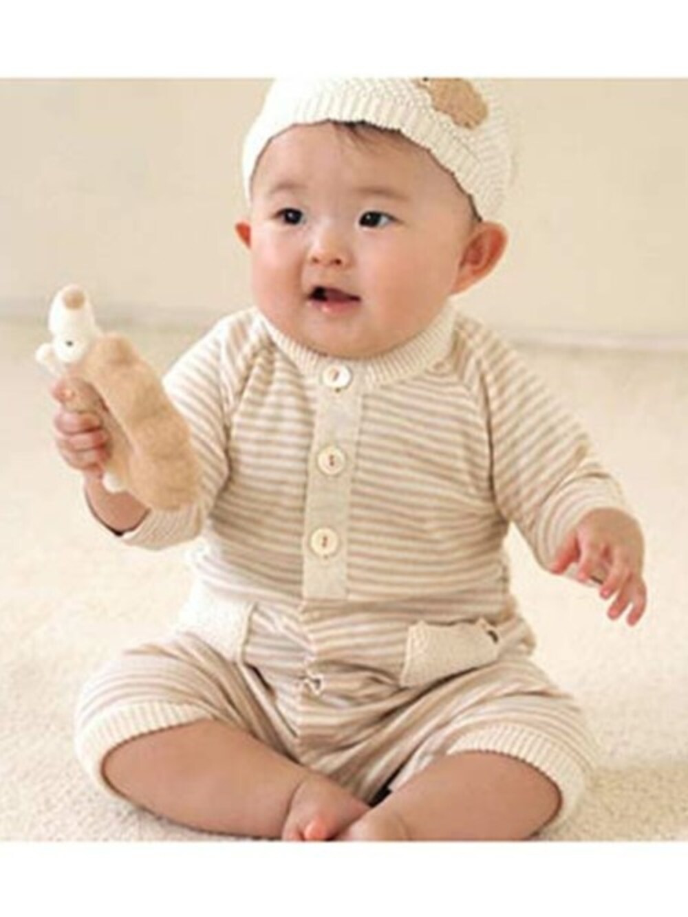 ホワイト系のロンパースを着用したキッズの夏コーディネートの1枚目の写真