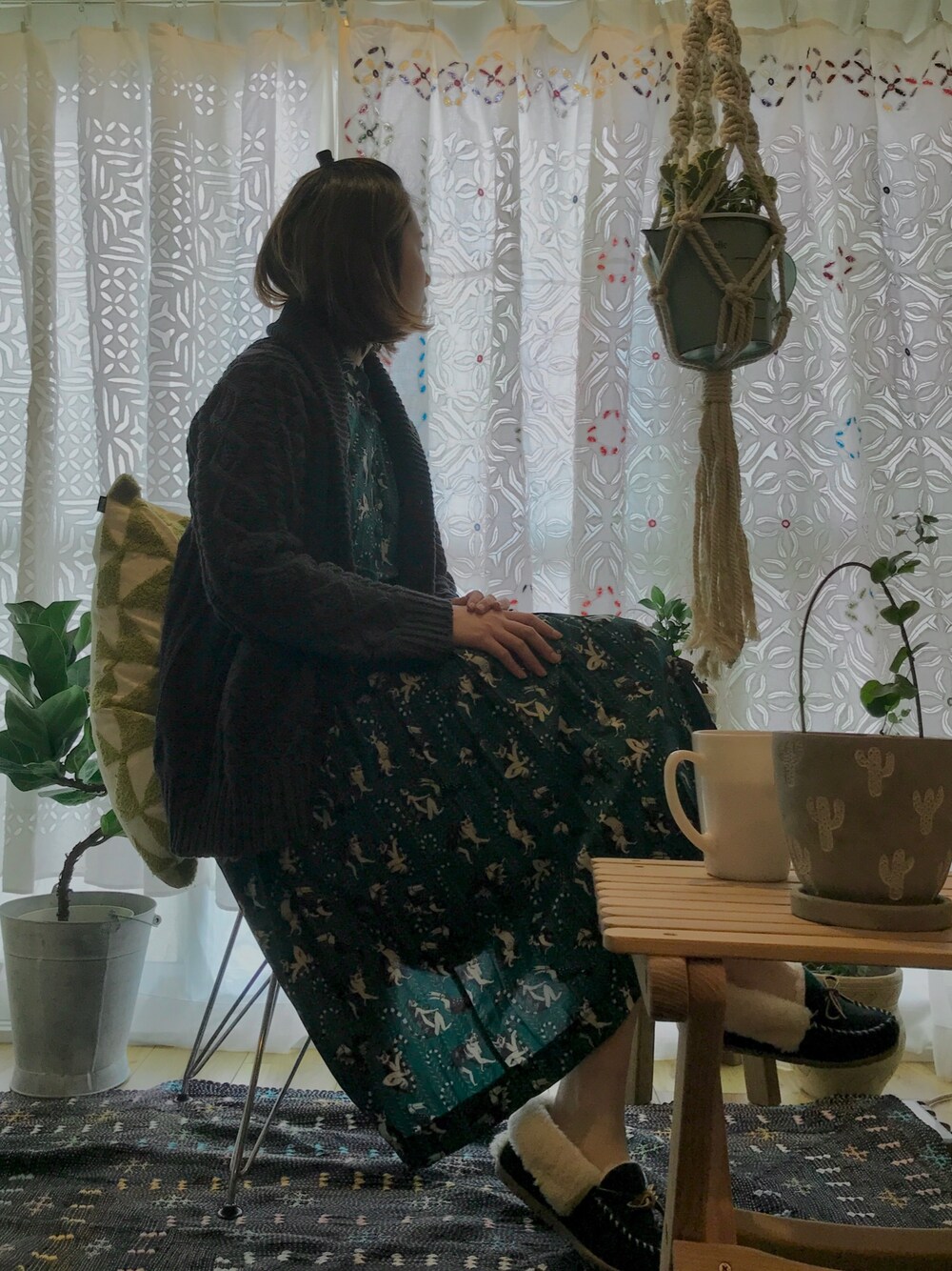 グリーン系のワンピース、グリーン系のモカシン/デッキシューズ、グレー系のルームウェア/パジャマを着用したレディースの春コーディネートの1枚目の写真