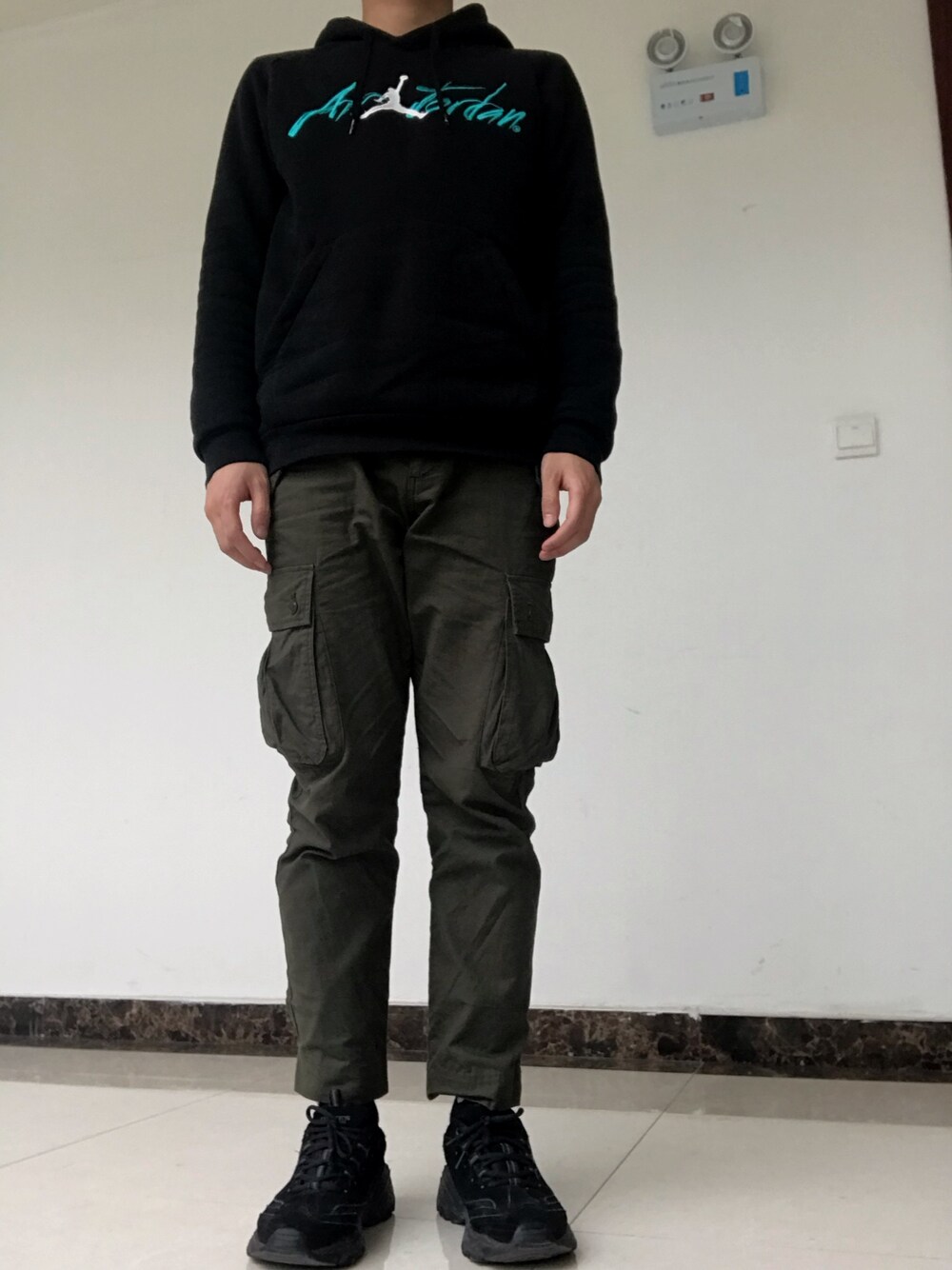 「NIKEのアイテム（タンクトップ、ブラック系）」を使った、小舢板さん（メンズ・175cm）の春コーディネートの1枚目の写真