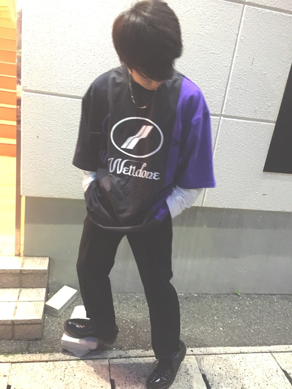 「コロナに負けるな、手洗いうがい徹底、平和が一番、おうち時間」｜「WE11DONEのアイテム（Tシャツ/カットソー、パープル系）」を使った、Kさん（メンズ・173cm）の春コーディネートの1枚目の写真