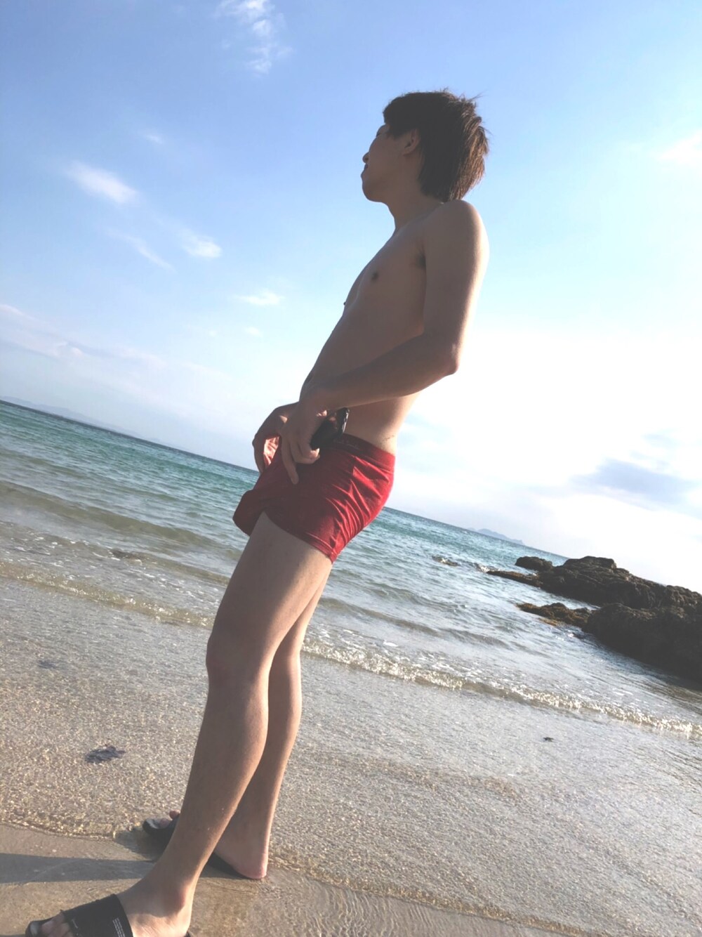 「夏、シンプルコーデ、キレイめ、今日のコーデ」｜「Paul Smithのアイテム（その他パンツ、レッド系）」を使った、Kさん（メンズ・173cm）の夏コーディネートの1枚目の写真