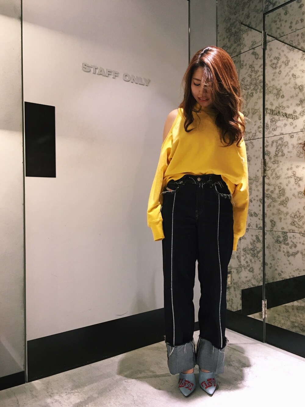 「Diesel、MADE TO RUN AWAY、DIESEL OSAKA、jogg jeans」｜「DIESELの00SBJ00QATQ（スウェット、イエロー系）」を使った、yuka haradaさん（レディース・155cm）の春コーディネートの1枚目の写真