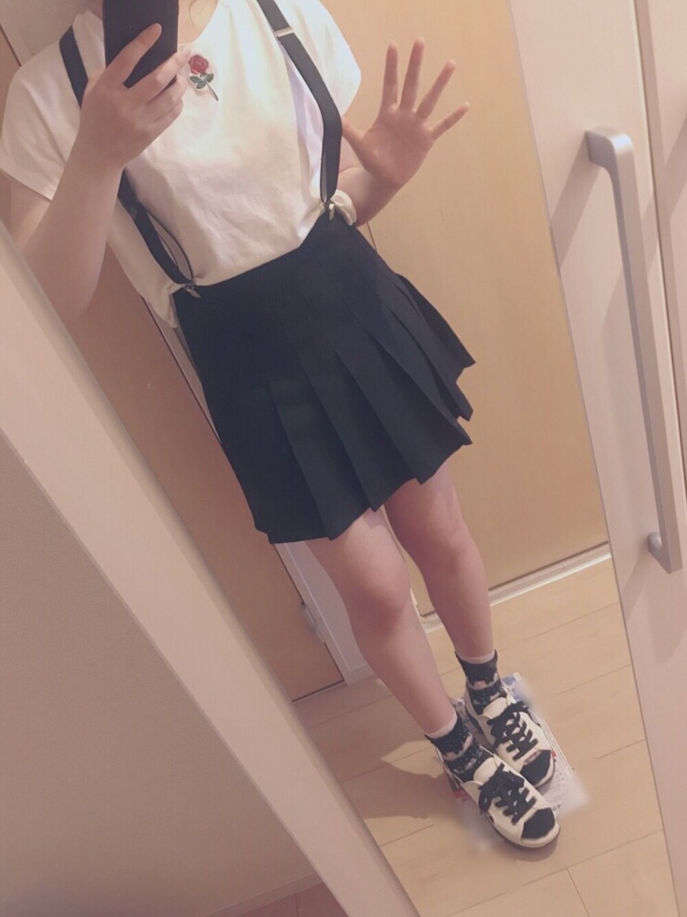 ホワイト系のTシャツ/カットソー、ブラック系のスカート、ホワイト系のサンダルを着用したレディースの春コーディネートの1枚目の写真