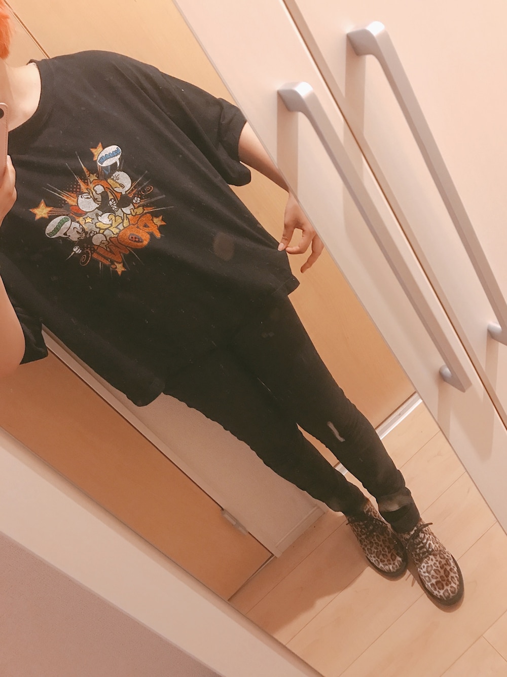 ブラック系のTシャツ/カットソー、その他のドレスシューズを着用したレディースの夏コーディネートの1枚目の写真