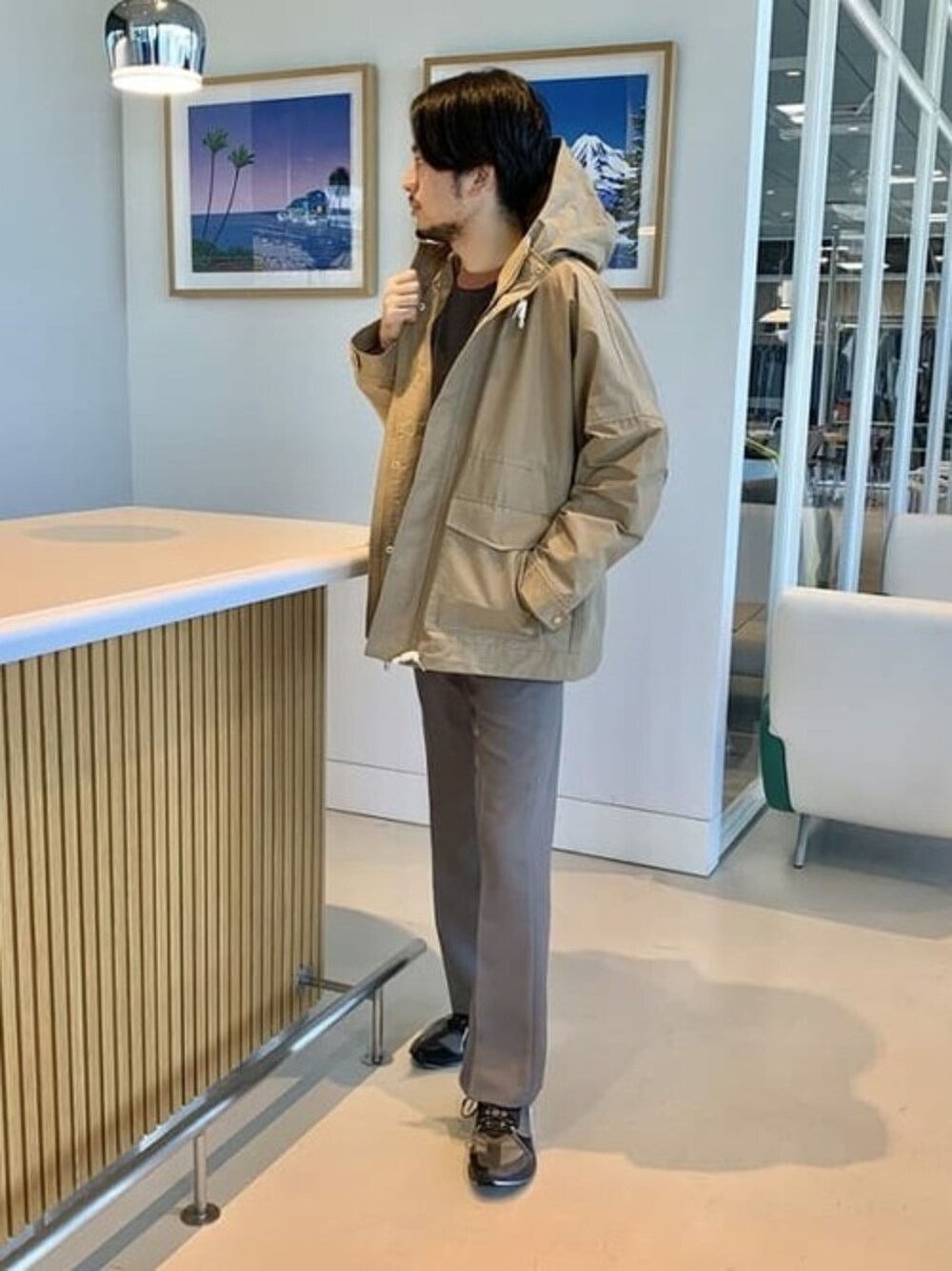 グレー系のその他パンツ、ベージュ系のマウンテンパーカーを着用したメンズの冬コーディネートの1枚目の写真