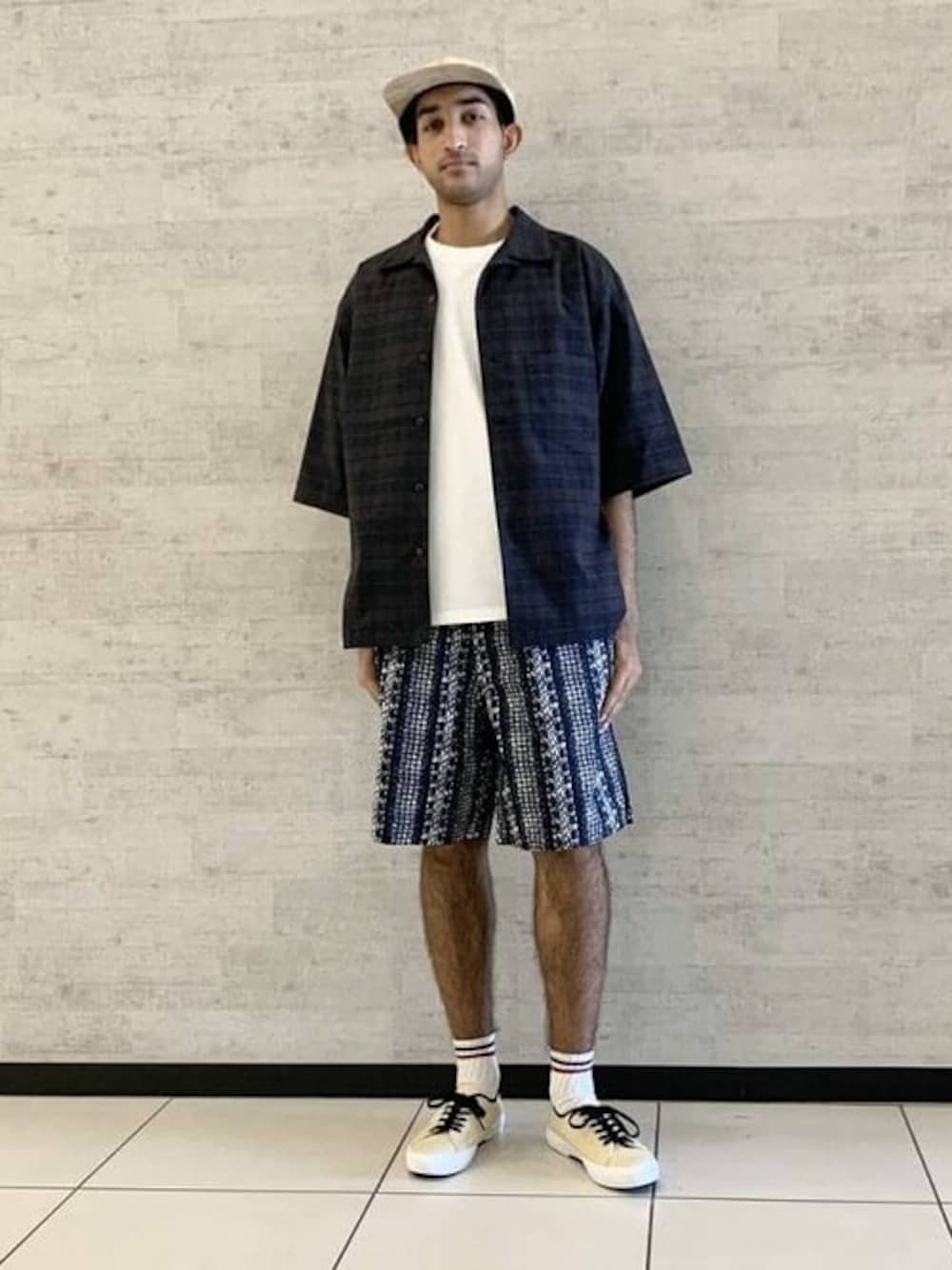 「柄パンツ、チェックシャツ、タイダイ柄、BEAMS LIGHTS、シャツスタイル、シャツコーデ、SUPERGA、オープンカラーシャツ、ラグジュアル、LUXUAL」｜「BEAMS LIGHTSのBEAMS LIGHTS / COOLMAX(R) シアサッカー オープンカラー半袖シャツ（シャツ/ブラウス、ブルー系）」を使った、BEAMS LIGHTS Mensさん（メンズ・170cm）の夏コーディネートの1枚目の写真