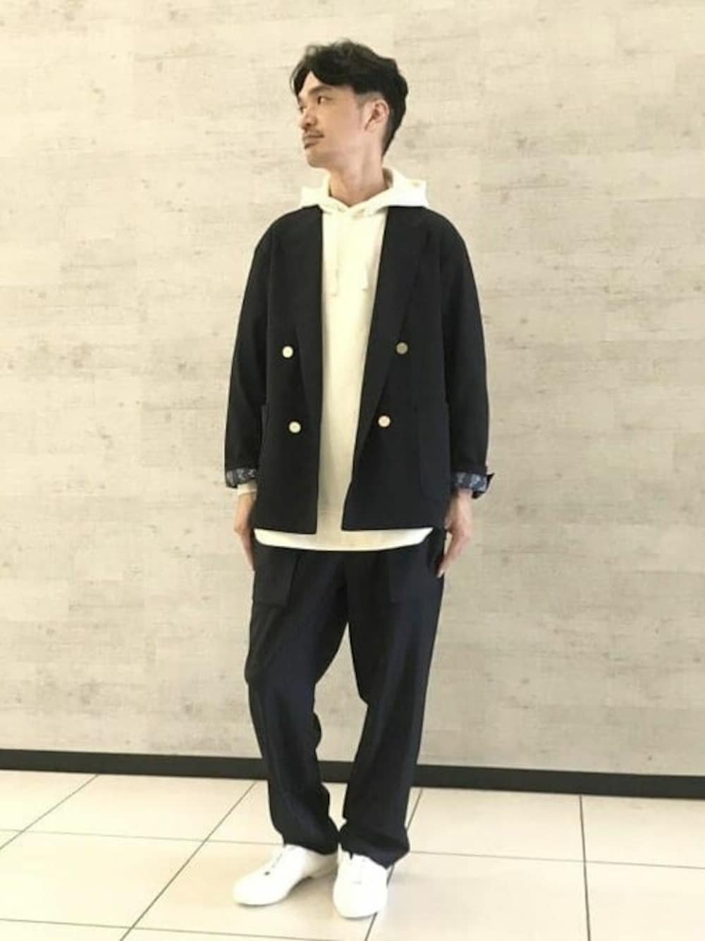 ブルー系のテーラードジャケット、ブルー系のその他パンツ、ホワイト系のスウェットを着用したメンズの秋コーディネートの1枚目の写真