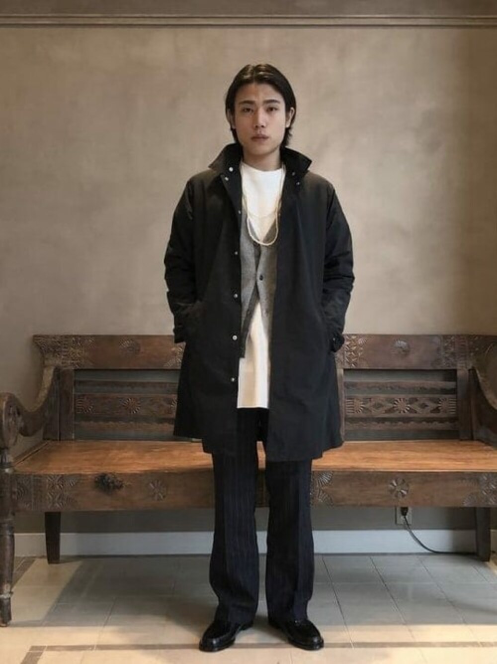 「カーディガン、コート、ローファー、モノトーン、レイヤードスタイル、BEAMS LIGHTS、THE NORTH FACE、フレアパンツ、ラグジュアル」｜「BEAMS LIGHTSのBEAMS LIGHTS / カーフレザー スクエアデザイン ベルト（ベルト、ブラック系）」を使った、BEAMS LIGHTS Mensさん（メンズ・177cm）の秋コーディネートの1枚目の写真