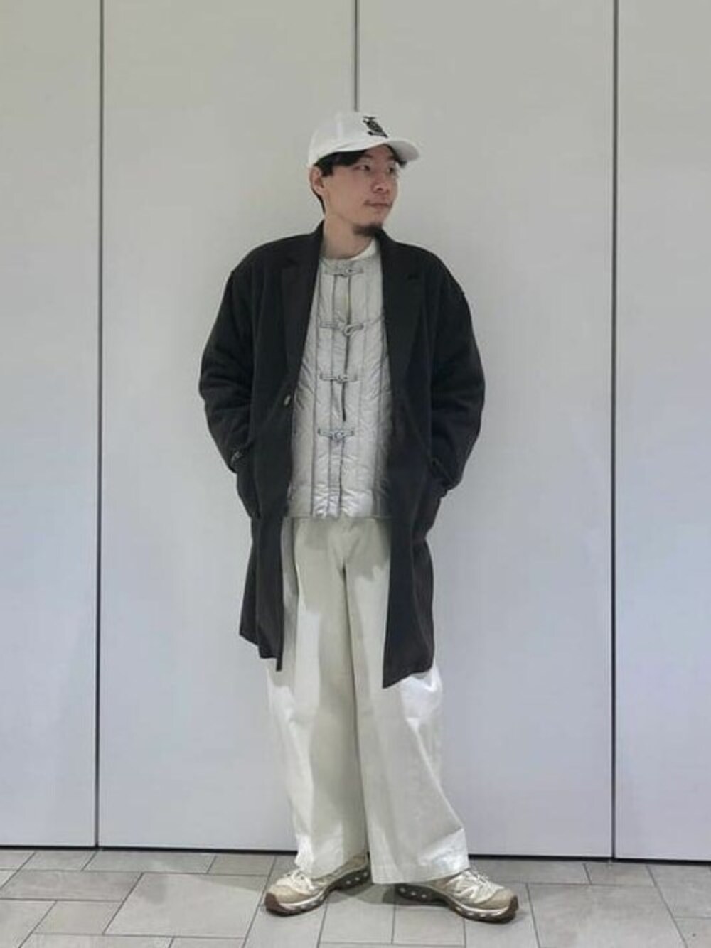 「スニーカー、キャップ、BEAMS LIGHTS、メルトンコート、インナーダウン、ホワイトコーデ、チャイナシャツ、ラグジュアル」｜「BEAMS LIGHTSのBEAMS LIGHTS / ディーププリーツ ワイドパンツ（チノパンツ、ホワイト系）」を使った、BEAMS LIGHTS Mensさん（メンズ・176cm）の秋コーディネートの1枚目の写真
