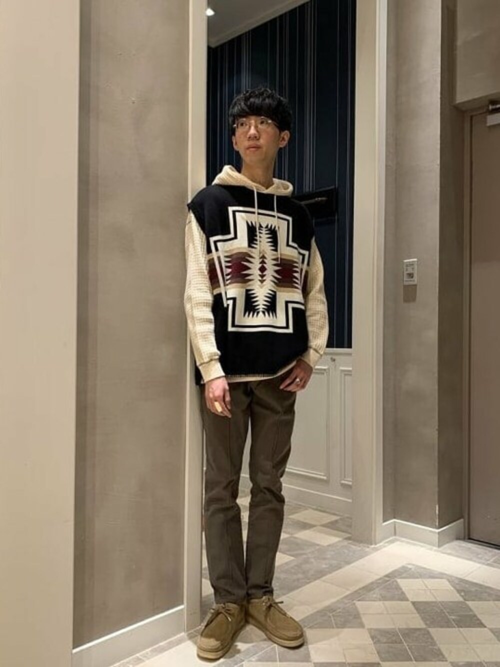 グリーン系のドレスシューズ、グレー系のその他パンツ、ベージュ系のスウェットを着用したメンズの冬コーディネートの1枚目の写真