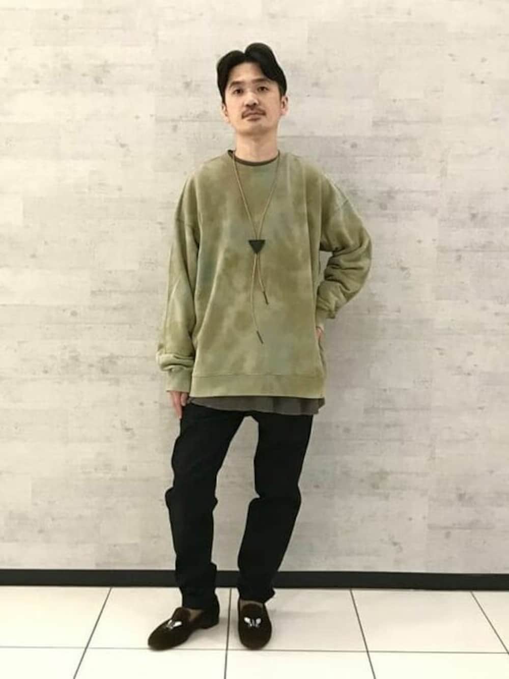 「スウェット、タイダイ柄、レイヤードスタイル、tricker's、BEAMS LIGHTS、ループタイ、ラグジュアル」｜「BEAMS LIGHTSのBEAMS LIGHTS / アニリンレザー ループタイ（ネックレス、ブラック系）」を使った、BEAMS LIGHTS Mensさん（メンズ・174cm）の冬コーディネートの1枚目の写真