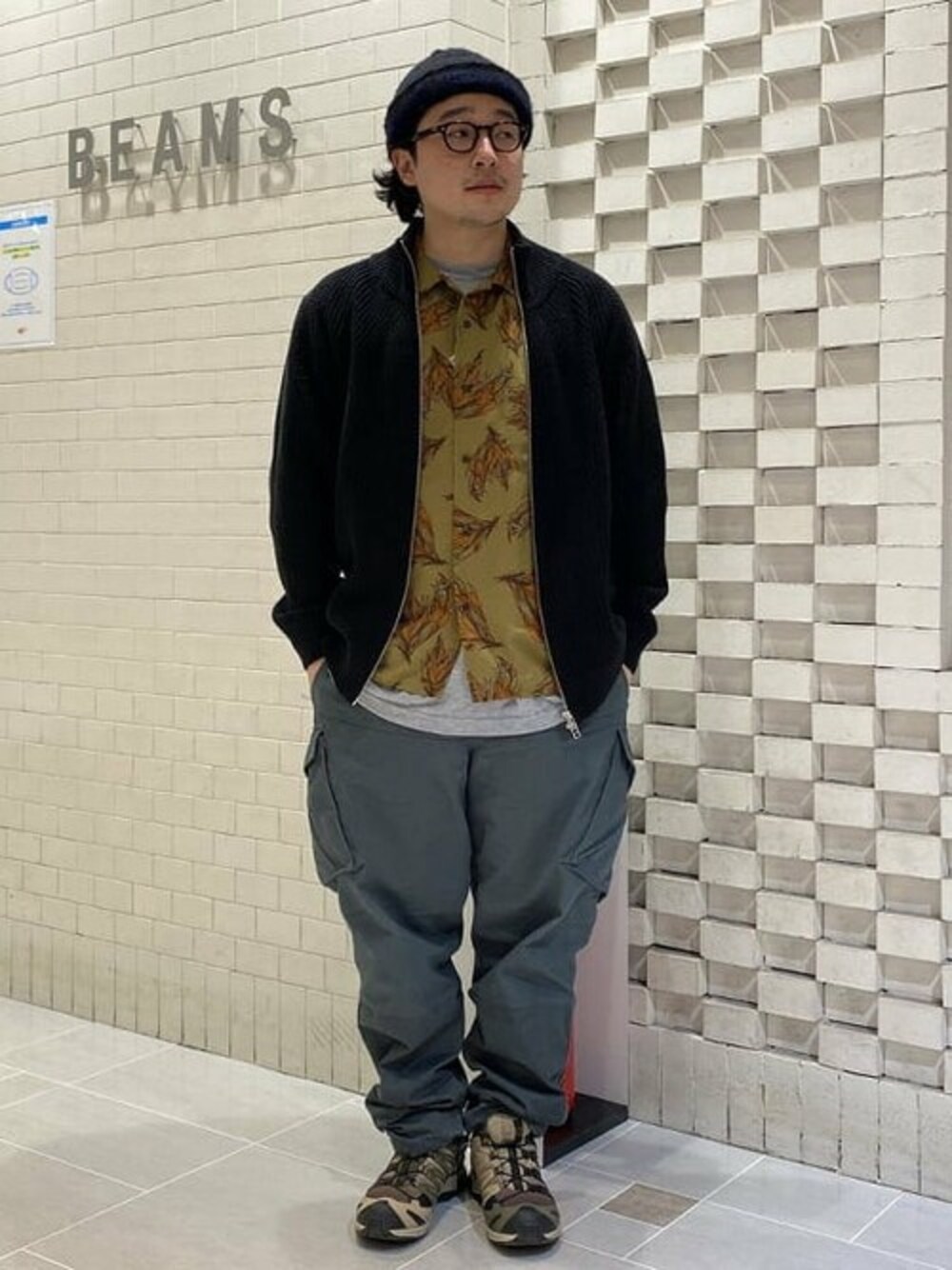 「ブルゾン、カーディガン、ニット、柄シャツ、花柄、BEAMS LIGHTS、ラグジュアル」｜「BEAMS LIGHTSのBEAMS LIGHTS / グレビレアリーフ レギュラーカラーシャツ（シャツ/ブラウス、グリーン系）」を使った、BEAMS LIGHTS Mensさん（メンズ・169cm）の冬コーディネートの1枚目の写真