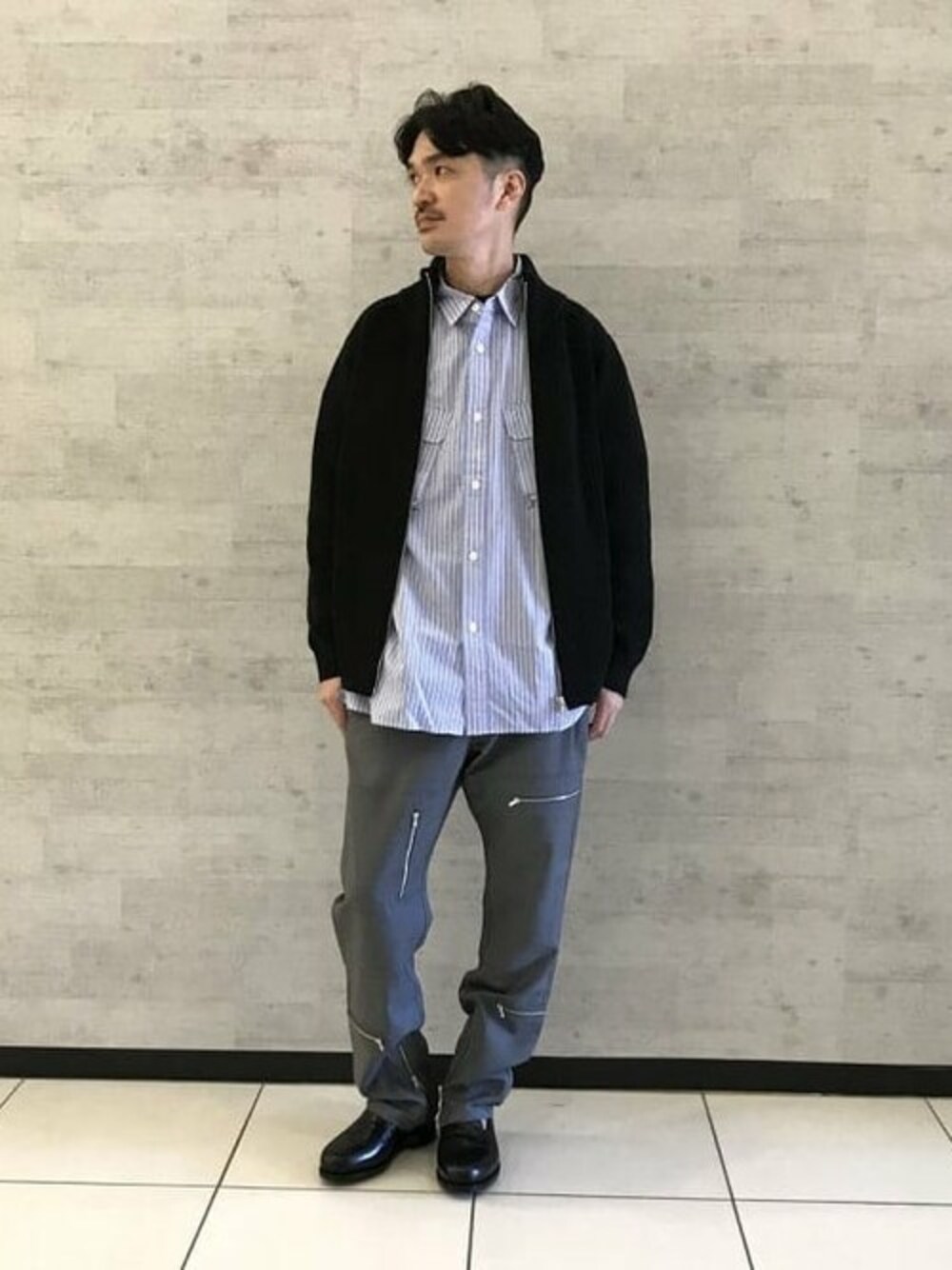 「ブルゾン、カーディガン、ニット、ローファー、スラックス、BEAMS LIGHTS、ストライプシャツ、パラシュートパンツ」｜「BEAMS LIGHTSのBEAMS LIGHTS / ドライバーズ ニット ブルゾン（ブルゾン、ブラック系）」を使った、BEAMS LIGHTS Mensさん（メンズ・174cm）の冬コーディネートの1枚目の写真