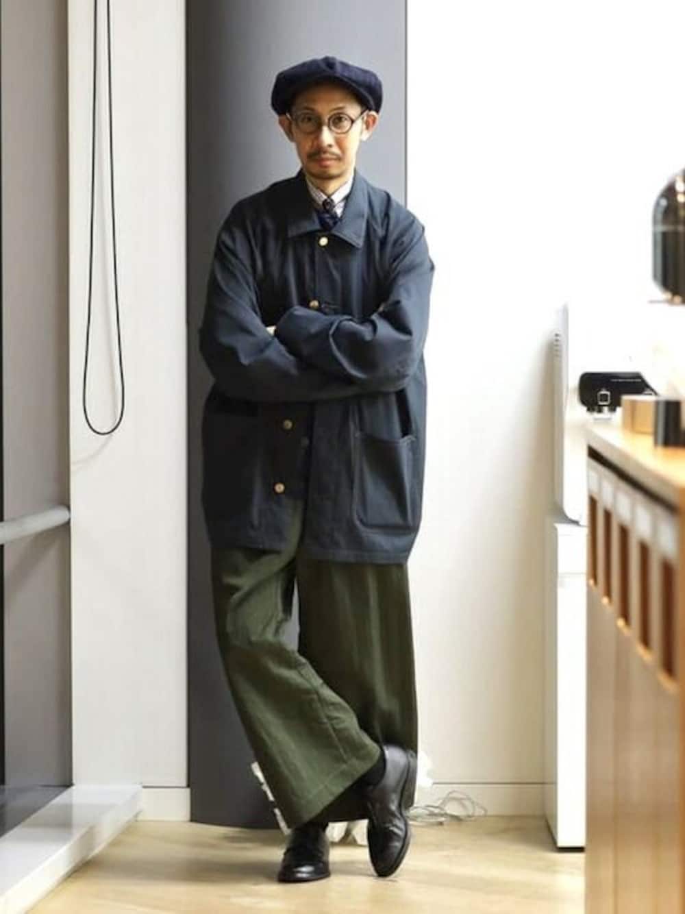 「ネイビー、BEAMS、カバーオール、BEAMS LIGHTS、きれいめカジュアル、予約商品」｜「BEAMS LIGHTSのBEAMS LIGHTS / ツイル カバーオール（カバーオール、ブルー系）」を使った、BEAMS LIGHTS Mensさん（メンズ・168cm）の冬コーディネートの1枚目の写真