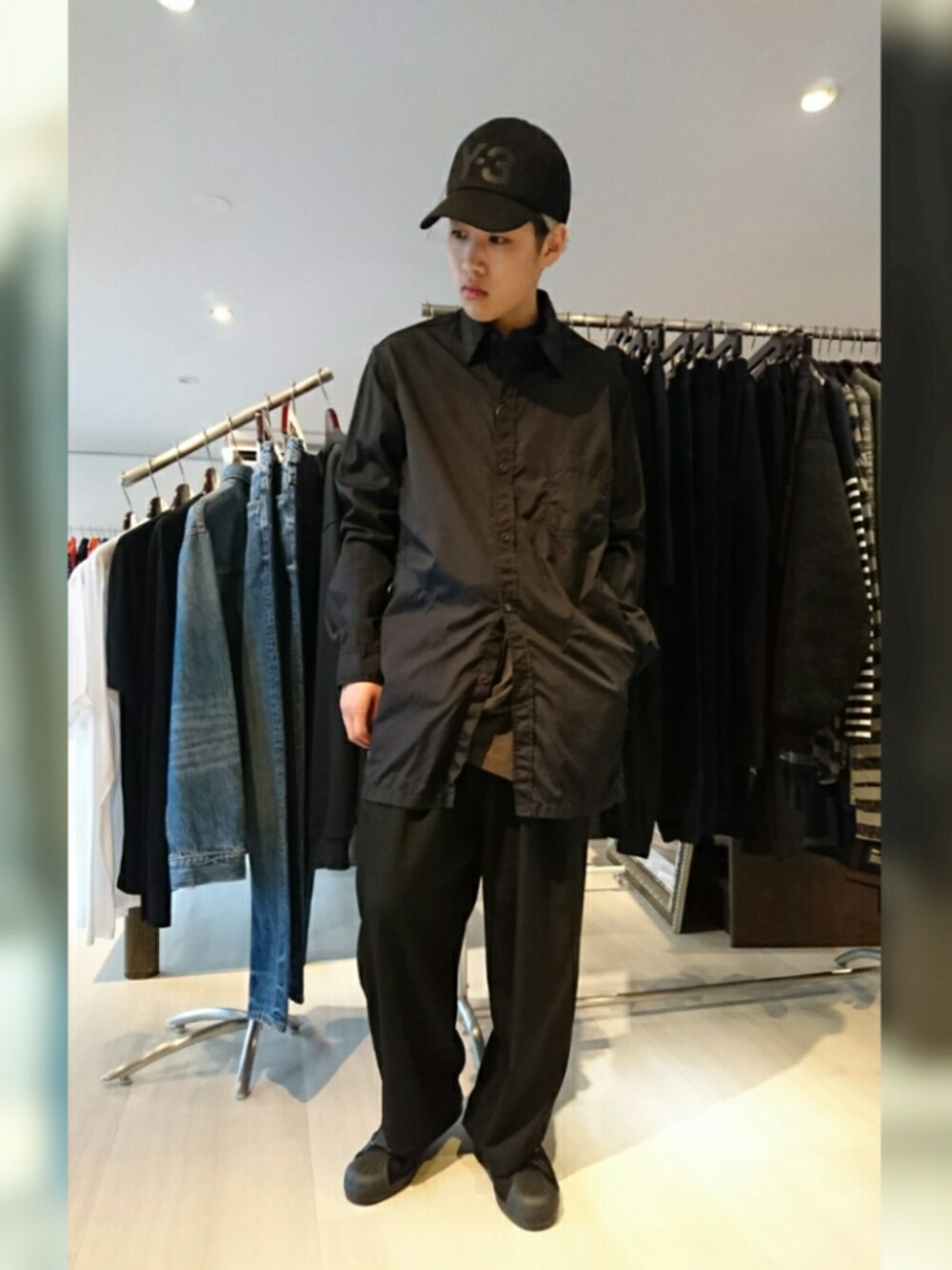 ブラック系のシャツ/ブラウス、ブラック系のスニーカー、ブラック系のその他パンツを着用したメンズの春コーディネートの1枚目の写真