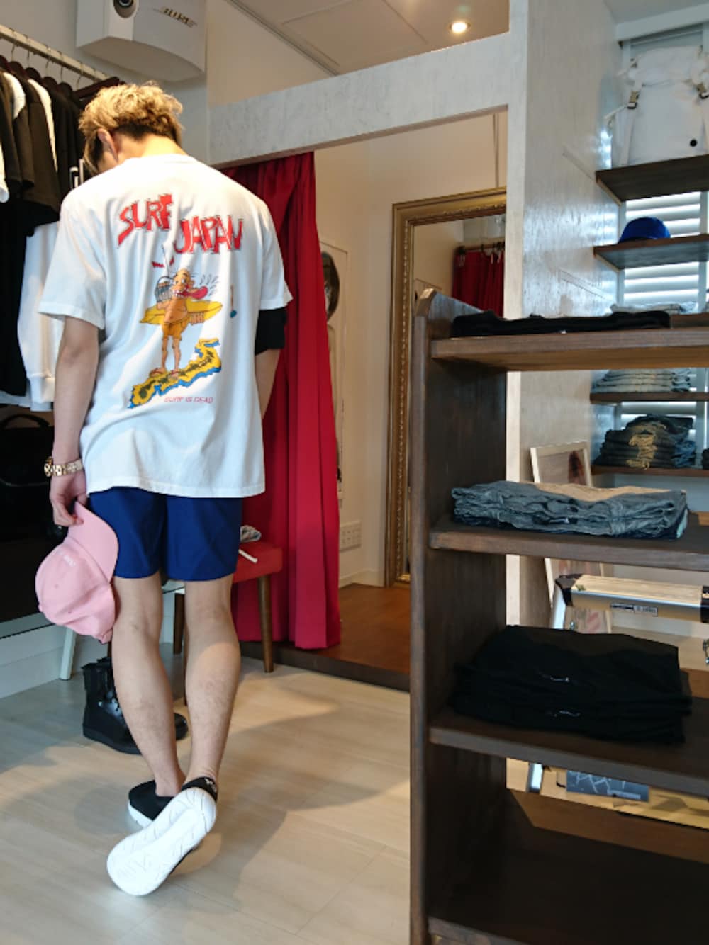 ホワイト系のTシャツ/カットソー、ブルー系のその他パンツ、ブラック系のサンダルを着用したメンズの春コーディネートの1枚目の写真