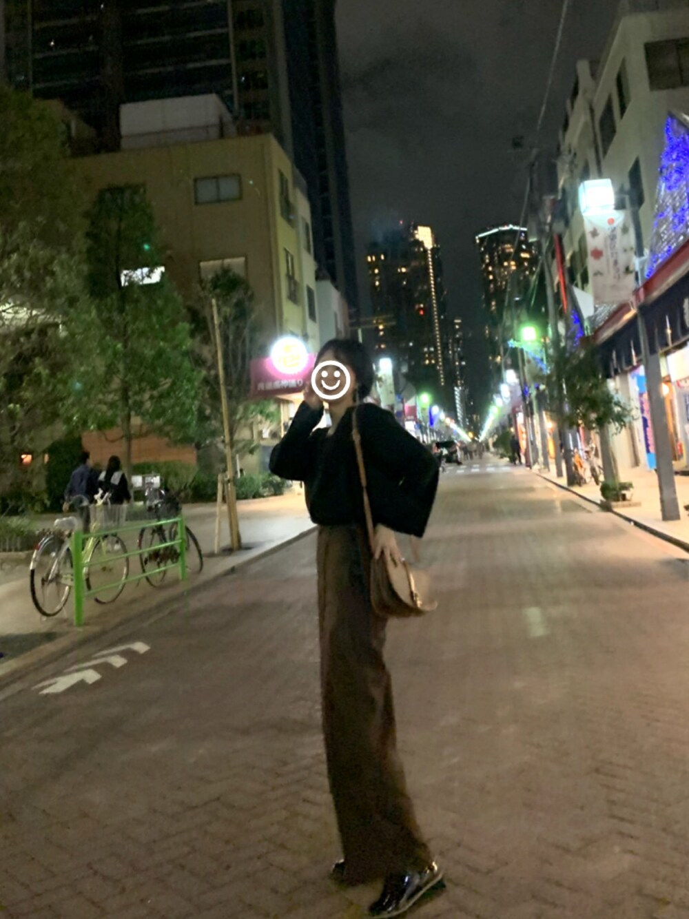 ブラウン系のその他パンツ、ブラック系のドレスシューズ、ブラウン系のショルダーバッグを着用したレディースの秋コーディネートの1枚目の写真