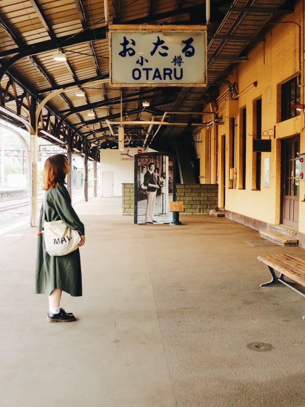「シンプル、ワンピース、北海道旅行、旅行コーデ、楽チンコーデ、カメラ女子、カメラ好きな人と繋がりたい」｜「Crispのカームタックワンピース（ワンピース、グリーン系）」を使った、みほさん（レディース・159cm）の夏コーディネートの1枚目の写真