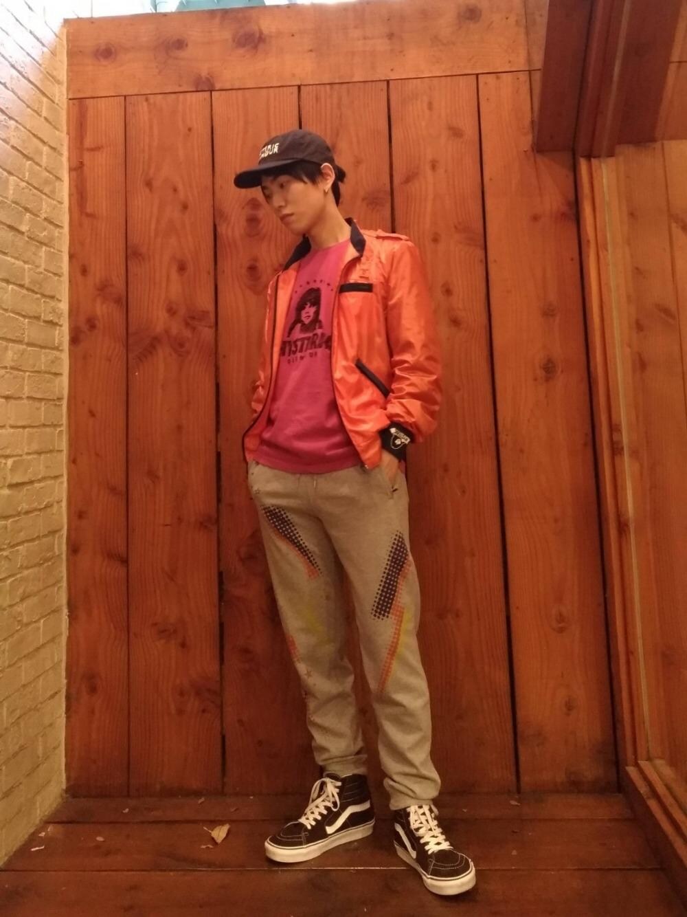 「スウェットパンツ、VANS、カジュアル、WEAR、サーフ、Hysteric Glamour、ファッション、コーディネート、コーデ、ヒステリックグラマー」｜「HYSTERIC GLAMOURのSTAR CIRCLE WOMAN刺繍 Tシャツ（Tシャツ/カットソー、ピンク系）」を使った、百井 涼太さん（メンズ・171cm）の春コーディネートの1枚目の写真