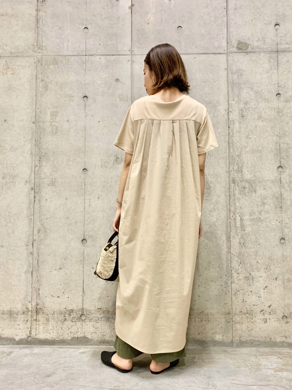 ベージュ系のワンピース、ブラック系のショルダーバッグ、グリーン系のその他パンツを着用したレディースの夏コーディネートの1枚目の写真