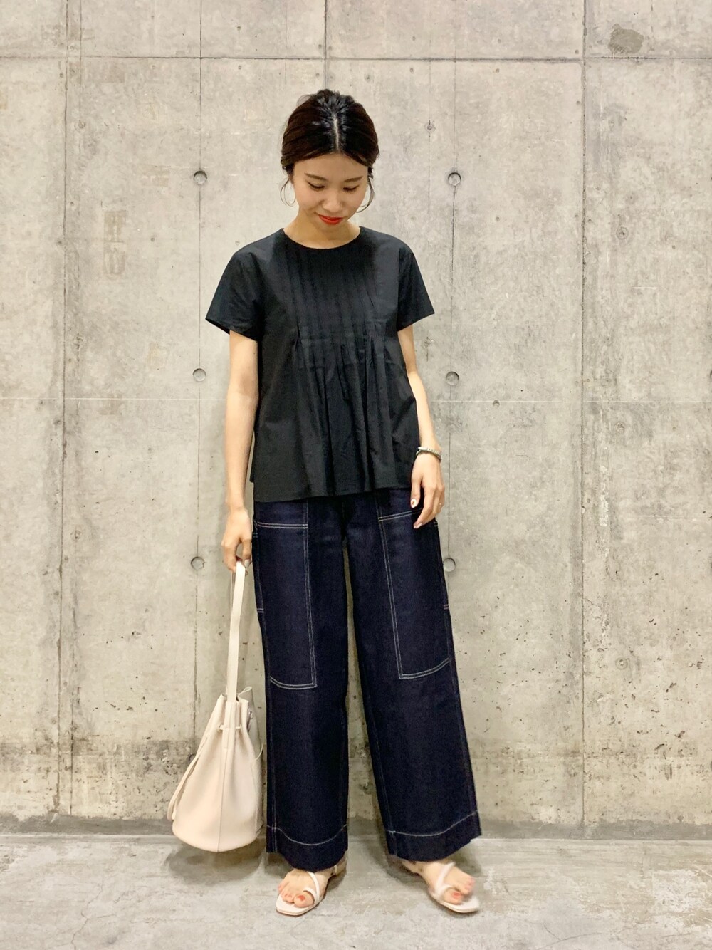 ブラック系のTシャツ/カットソー、ブルー系のデニムパンツを着用したレディースの夏コーディネートの1枚目の写真