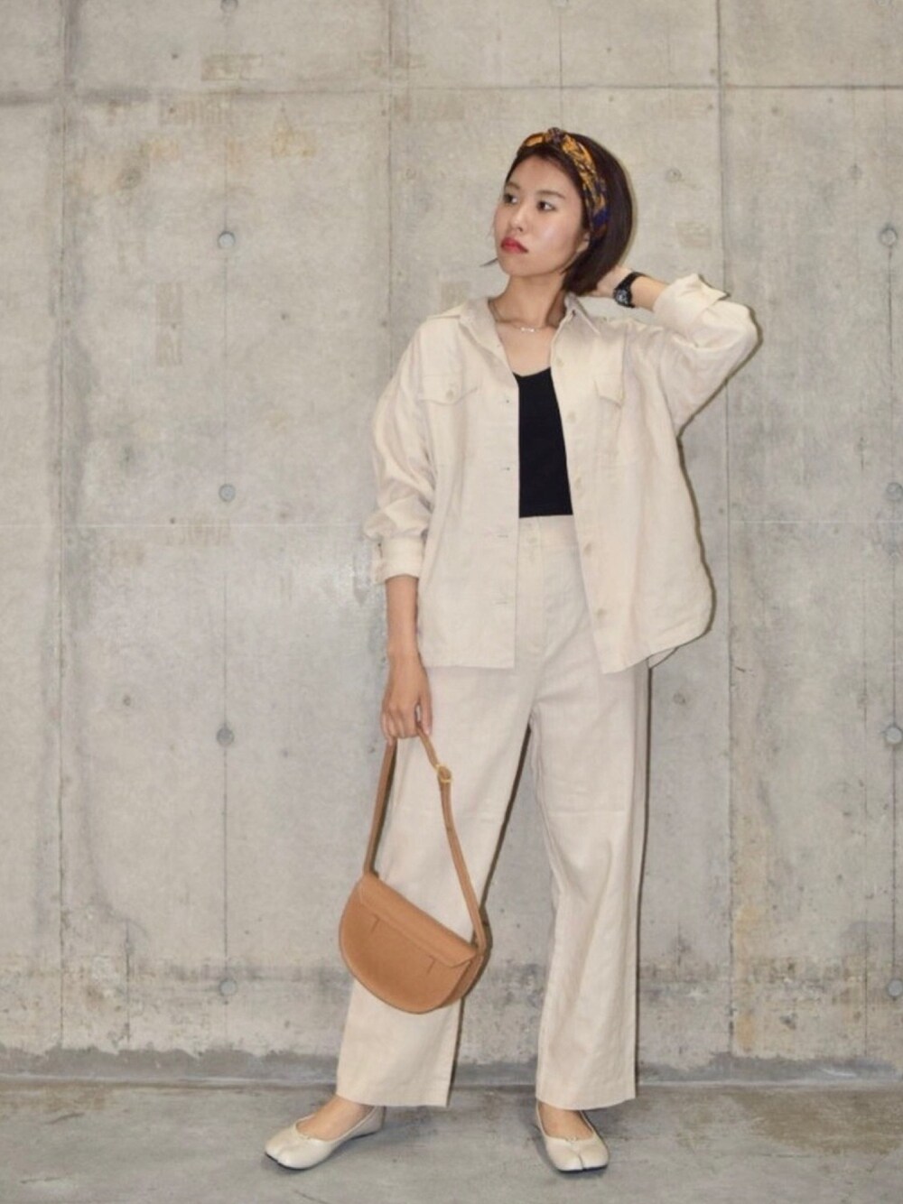 ホワイト系のその他アウター、ホワイト系のその他パンツを着用したレディースの春コーディネートの1枚目の写真