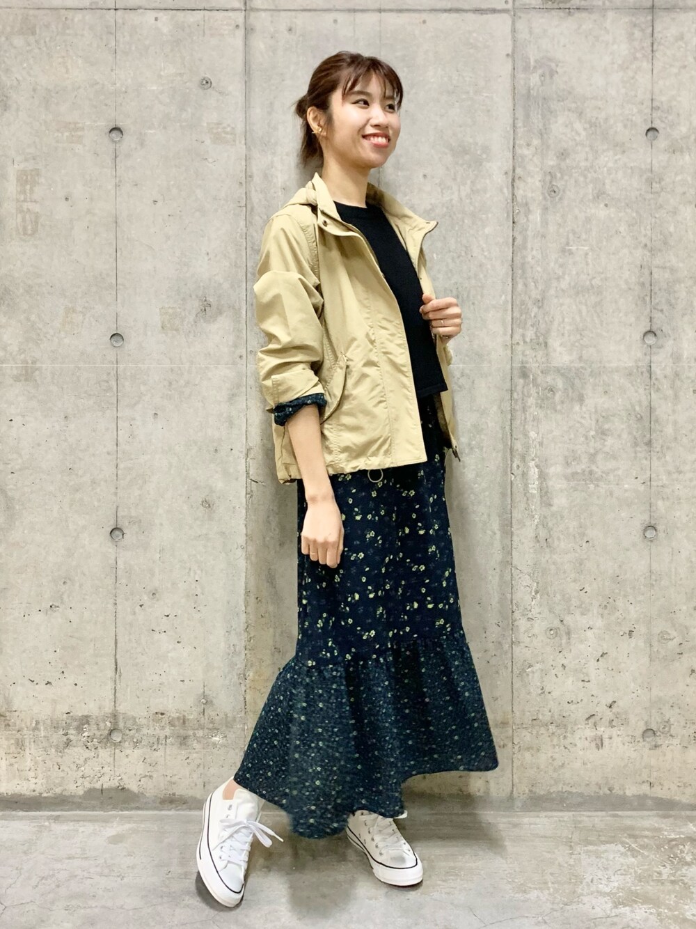 ベージュ系のマウンテンパーカー、ブラック系のシャツ/ブラウス、ブルー系のワンピースを着用したレディースの春コーディネートの1枚目の写真