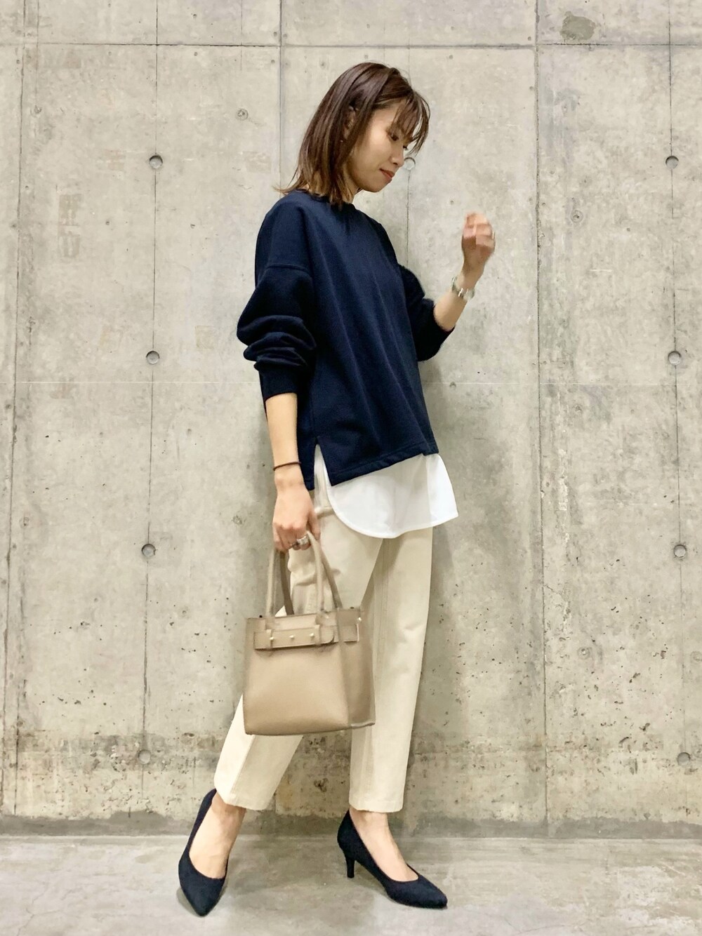 ブルー系のスウェット、ホワイト系のその他パンツ、グレー系のハンドバッグを着用したレディースの春コーディネートの1枚目の写真