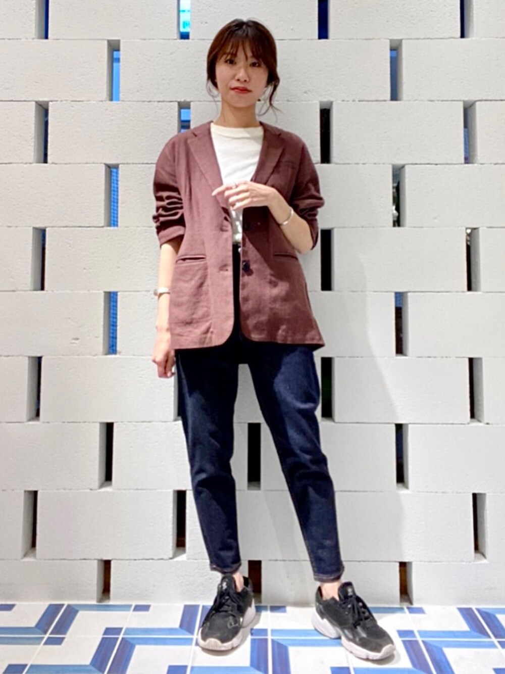 「スニーカー、春夏コーデ、きれいめカジュアル、韓国ファッション、リネンジャケット、マムデニム、Sonny　Label、URBAN RESEARCH、ママコーデ、ママファッション」｜「URBAN RESEARCH Sonny Labelのリネンジャケット(SETUP対応)（テーラードジャケット、ブラウン系）」を使った、アサミさん（レディース・163cm）の春コーディネートの1枚目の写真