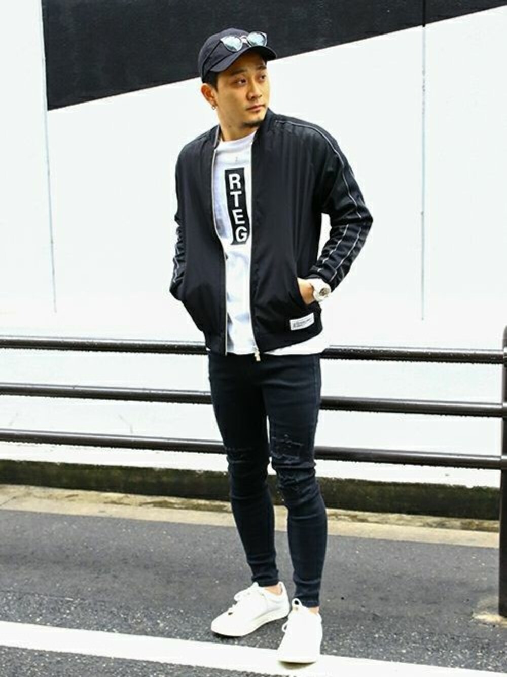 「スニーカー、ジャケット、デニム、アウター、ブラック、ブラックデニム、春コーデ、アダムスジャグラー、adamsjuggler」｜「adamsJUGGLERの【adamsJUGGLER】ラグランラインジャケット（MA-1、ブラック系）」を使った、adamsJUGGLERさん（メンズ・172cm）の冬コーディネートの1枚目の写真