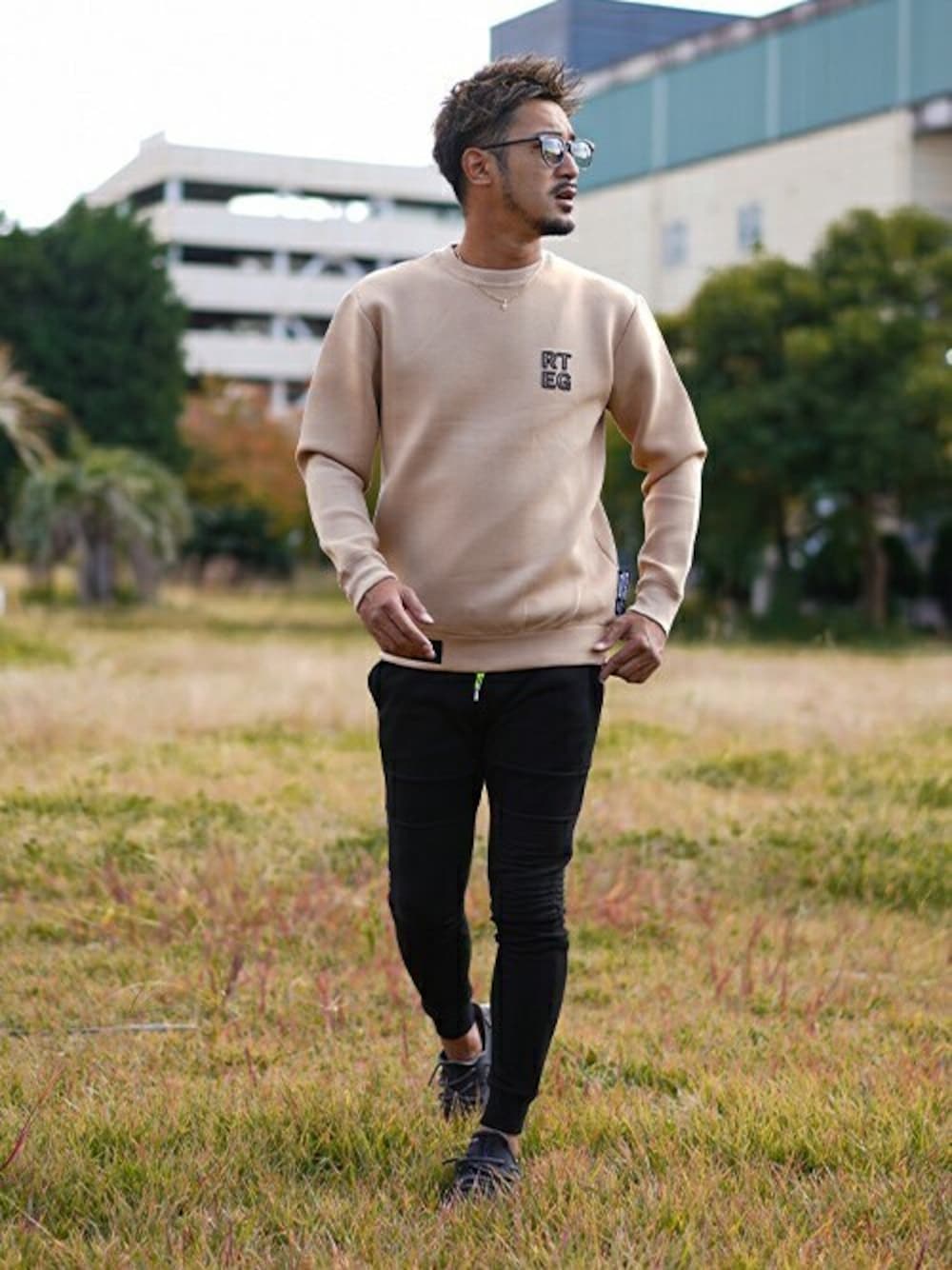 ブラック系のスウェットパンツを着用したメンズの秋コーディネートの1枚目の写真