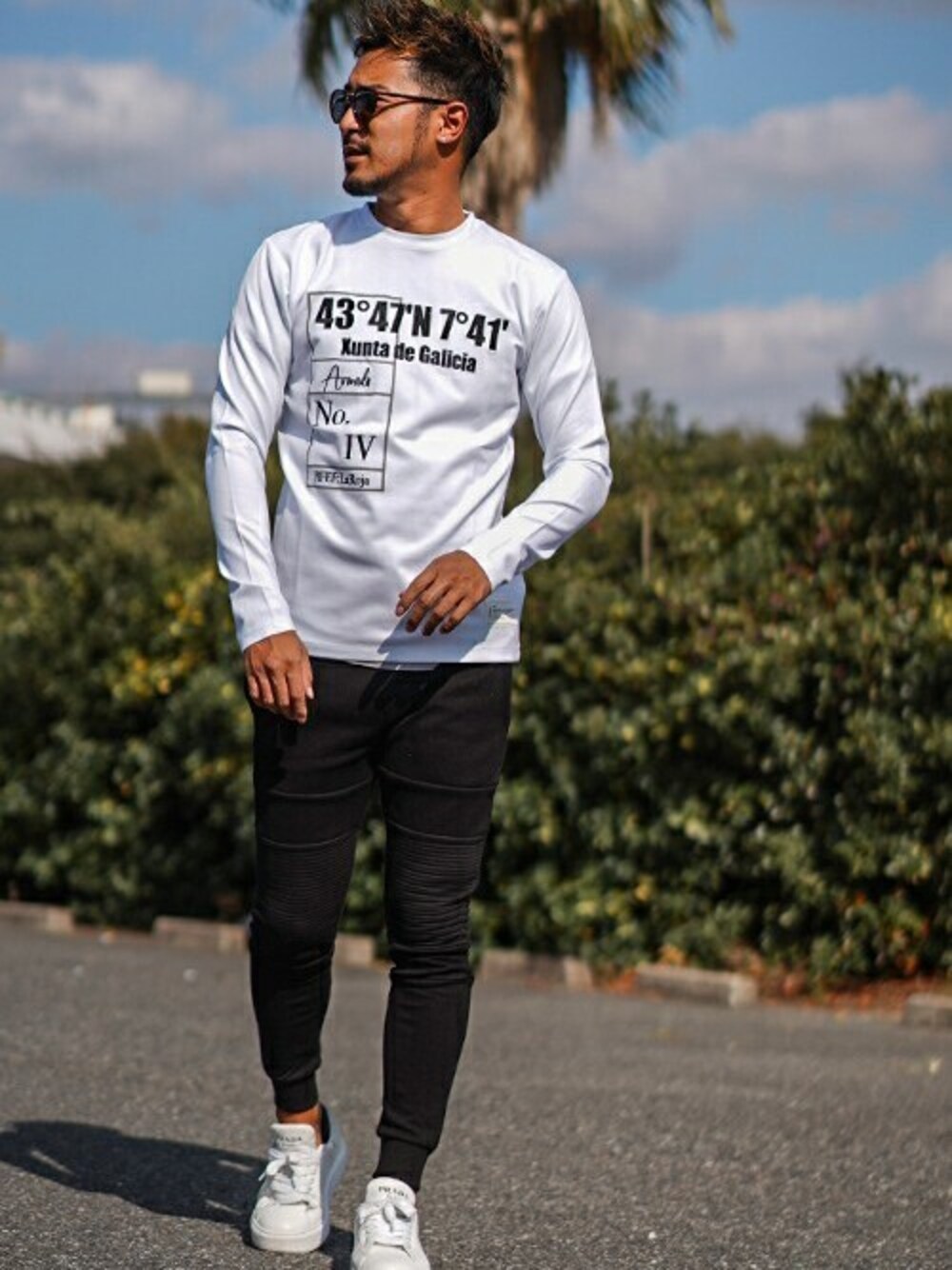 ホワイト系のTシャツ/カットソー、ブラック系のスウェットパンツを着用したメンズの冬コーディネートの1枚目の写真