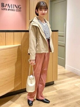 「巾着バッグ」｜「アイテム（マウンテンパーカー）」を使った、B:MING by BEAMS WOMENさん（レディース・155cm）の春コーディネート