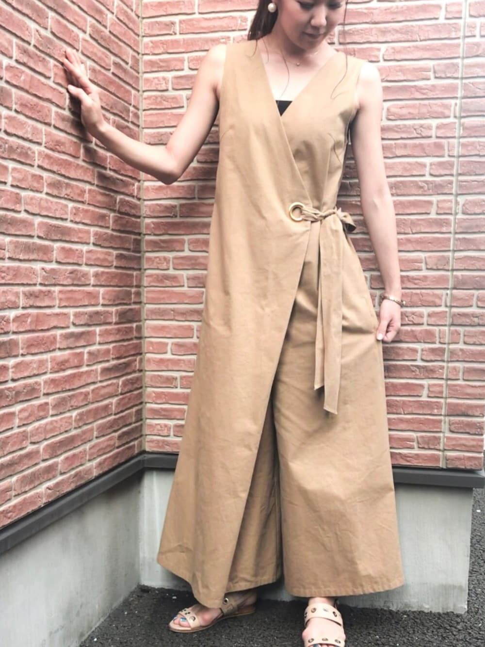 ベージュ系のサロペット/オーバーオール、ベージュ系のサンダルを着用したレディースの夏コーディネートの1枚目の写真