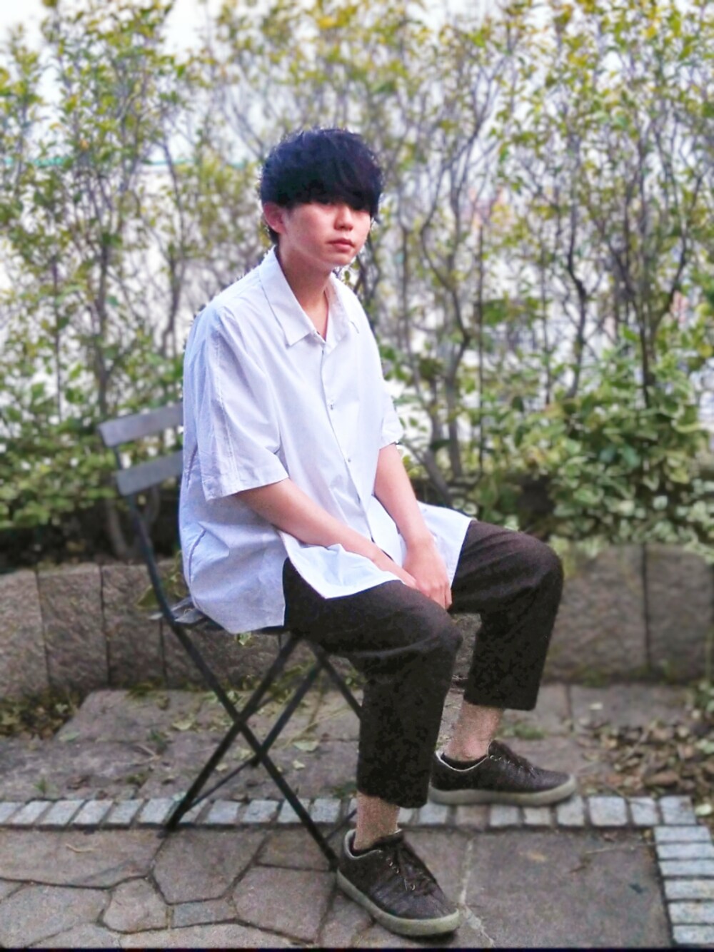 「ゆるコーデ、白シャツ、ワントーンコーデ、ブラウンコーデ、春コーデ、おうちファッション、Lui's、シンプル、スラックス、大人コーデ」｜「Lui'sのアンクルカット梨地スラックスパンツ（スラックス、ブラウン系）」を使った、♯ryoさん（メンズ・174cm）の春コーディネートの1枚目の写真