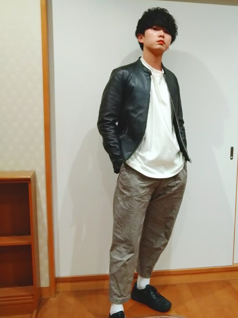 「春コーデ、オトナカジュアル、リドム、ルイス(Lui's)、革靴、お洒落さんとつながりたい、チェック、スラックス、ユニクロ、きれいめカジュアル」｜「UNITED ARROWS BLUE LABELのアイテム（スラックス、ベージュ系）」を使った、♯ryoさん（メンズ・174cm）の春コーディネートの1枚目の写真