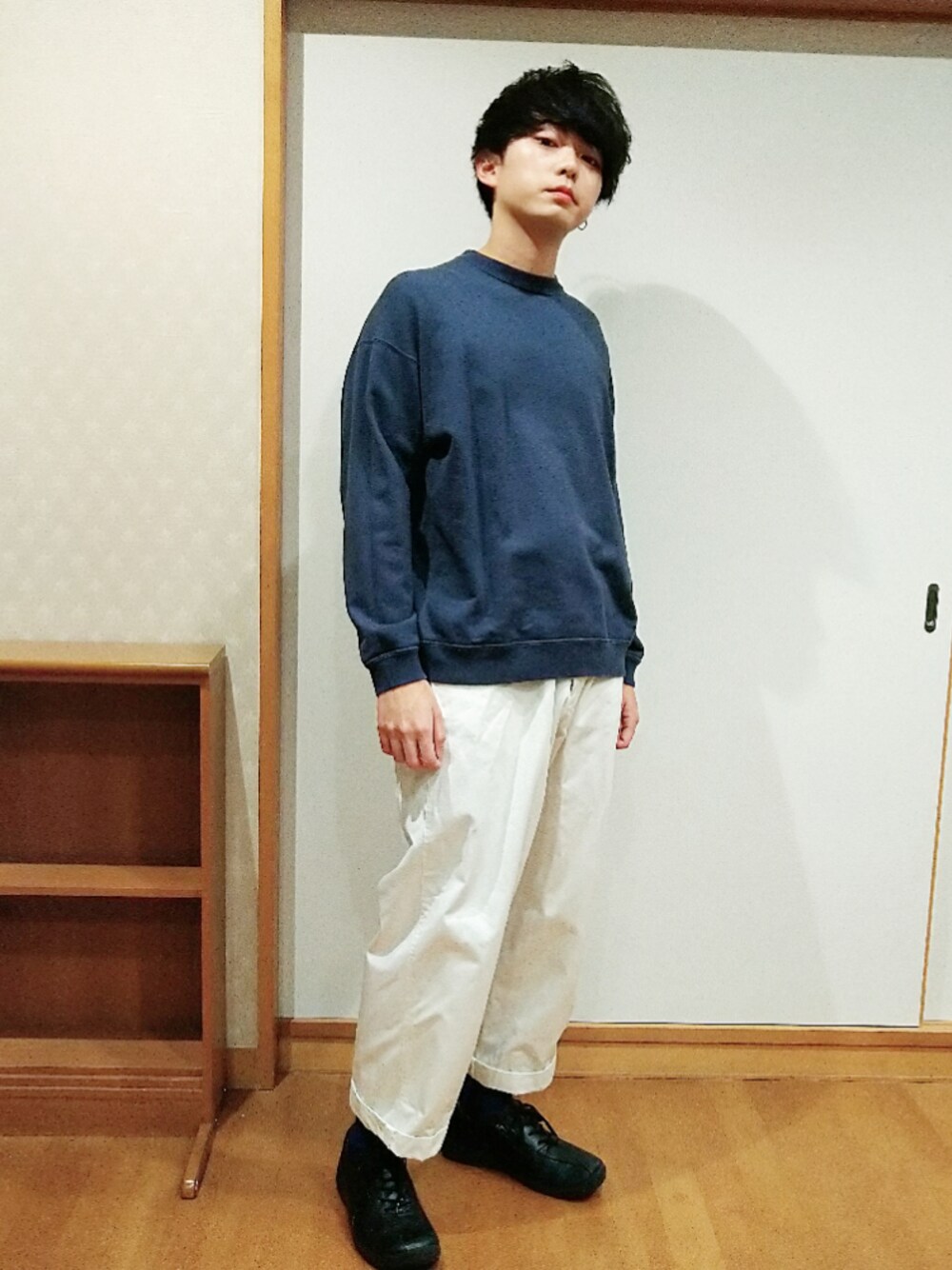 「スウェット、春コーデ、ワイドパンツ、革靴、アーバンリサーチ、ルイス(Lui's)、ユニクロ、ゆるコーデ、ユニセックス、きれいめカジュアル」｜「Lui'sの高級チノワイドパンツ（チノパンツ、ホワイト系）」を使った、♯ryoさん（メンズ・174cm）の春コーディネートの1枚目の写真
