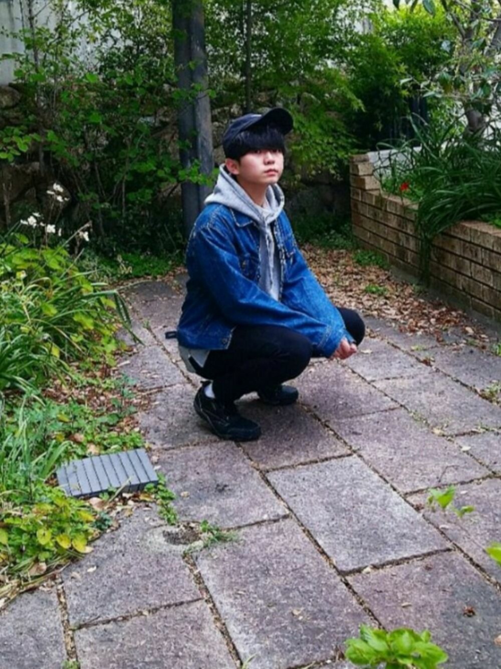 「春コーデ、おしゃれさんと繋がりたい、カジユアル、LEE、デニムジャケット、パーカー、ユニクロ、ルイス(Lui's)、ウノ ピゥ ウノ ウグァーレ トレ(1 piu 1 uguale 3)、キャップ」｜「Leeの【ヴィンテージ古着】60's Lee/リー 101J 三角黒タグ デニムジャケット（デニムジャケット、ブルー系）」を使った、♯ryoさん（メンズ・174cm）の春コーディネートの1枚目の写真