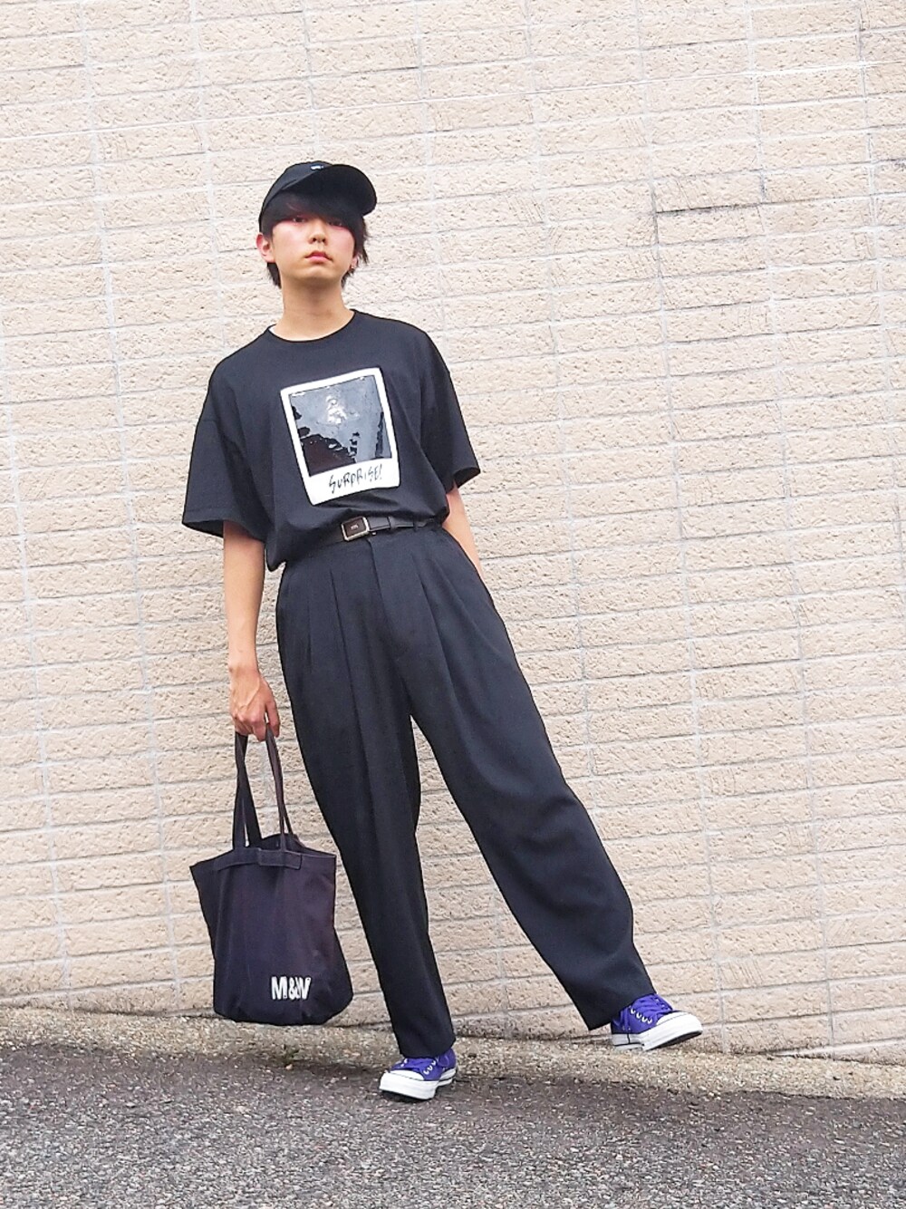 「オールブラック、タックイン、ユニクロ、ルイス(Lui's)、コンバース、黒、紫、夏コーデ、doublet、スニーカー」｜「Lui'sの《4×4 セットアップ》 バルーンパンツ（スラックス、ブラック系）」を使った、♯ryoさん（メンズ・174cm）の夏コーディネートの1枚目の写真