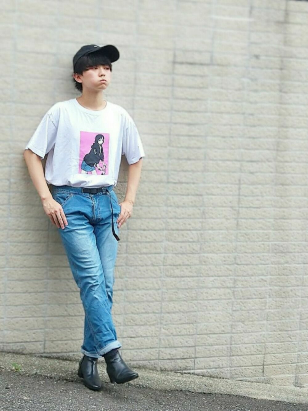 「韓国ファッション、グラフィックＴ、夏コーデ、デニムパンツ、ヒールブーツ、キャップ、シンプル、カジュアルコーデ、韓国、ユニクロコーデ」｜「ESPのアイテム（Tシャツ/カットソー、ホワイト系）」を使った、♯ryoさん（メンズ・174cm）の夏コーディネートの1枚目の写真