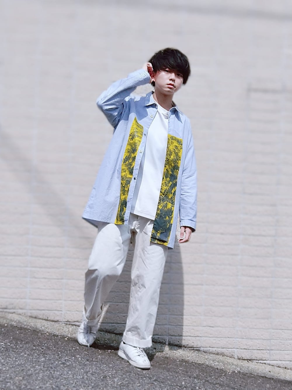 「シンプル、透明感、ユニクロ、Lui's、夏コーデ、シャツ、白スニーカー、スニーカー、ユニクロU、ユニクロTシャツ」｜「Lui'sの高級チノワイドパンツ（チノパンツ、ホワイト系）」を使った、♯ryoさん（メンズ・174cm）の夏コーディネートの1枚目の写真