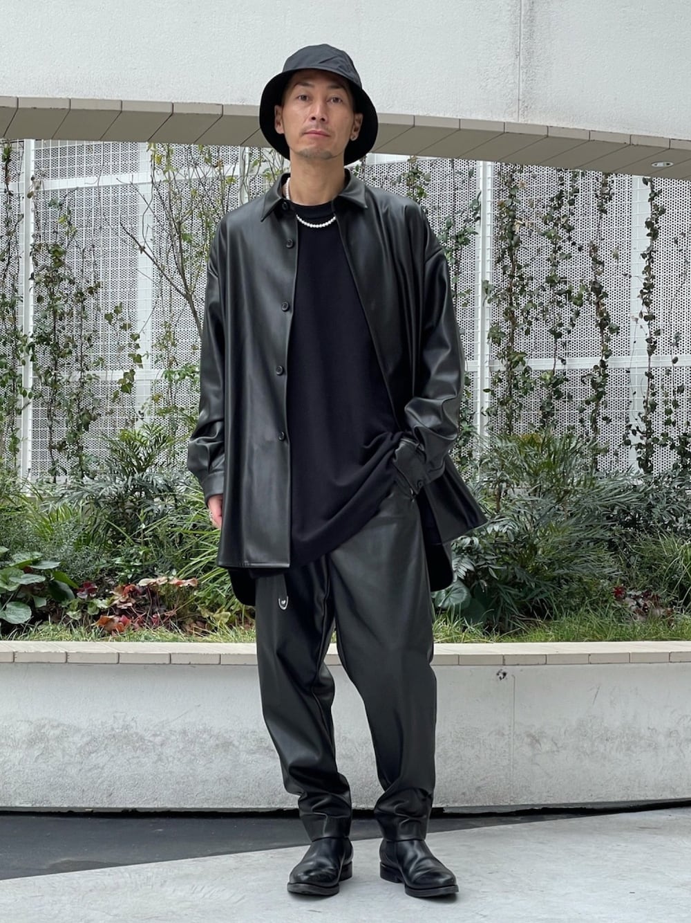 「ブラックコーデ、レザーパンツ、レザー、セットアップ、春コーデ、KIJIMA TAKAYUKI、メンズパール、バケットハット、大人コーデ、モード」｜「Lui'sのウォッシャブルフェイクラムスキン スリットビッグシャツ（シャツ/ブラウス、ブラック系）」を使った、Shunsuke Itoさん（メンズ・173cm）の冬コーディネートの1枚目の写真