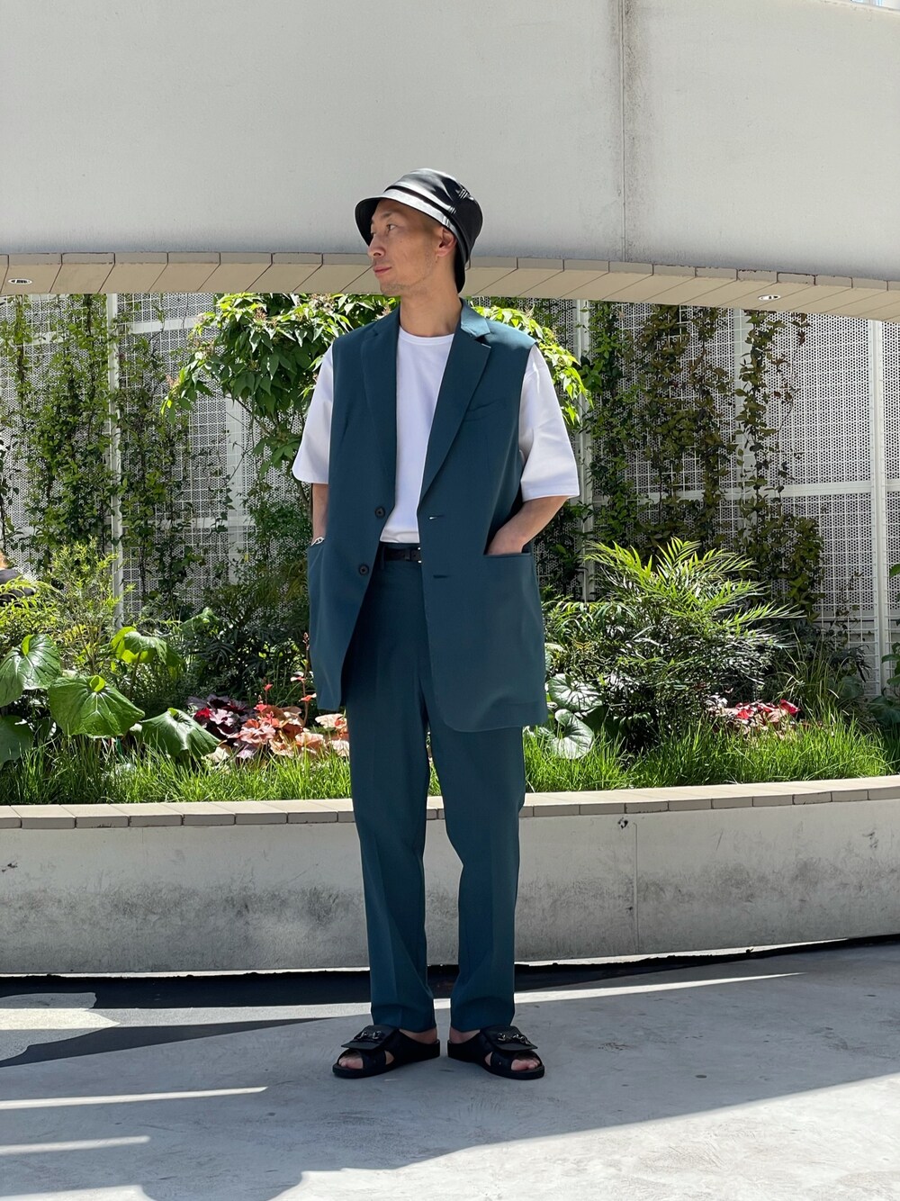 「春夏コーデ、白Tシャツ、ジレ、ベスト、セットアップ、スラックス、便所サンダル、bench、iTTi、セットアップスタイル」｜「Lui'sの【2×2 セットアップシリーズ 21Summer】 ビッグシルエットジレ（ベスト、ブルー系）」を使った、Shunsuke Itoさん（メンズ・173cm）の春コーディネートの1枚目の写真