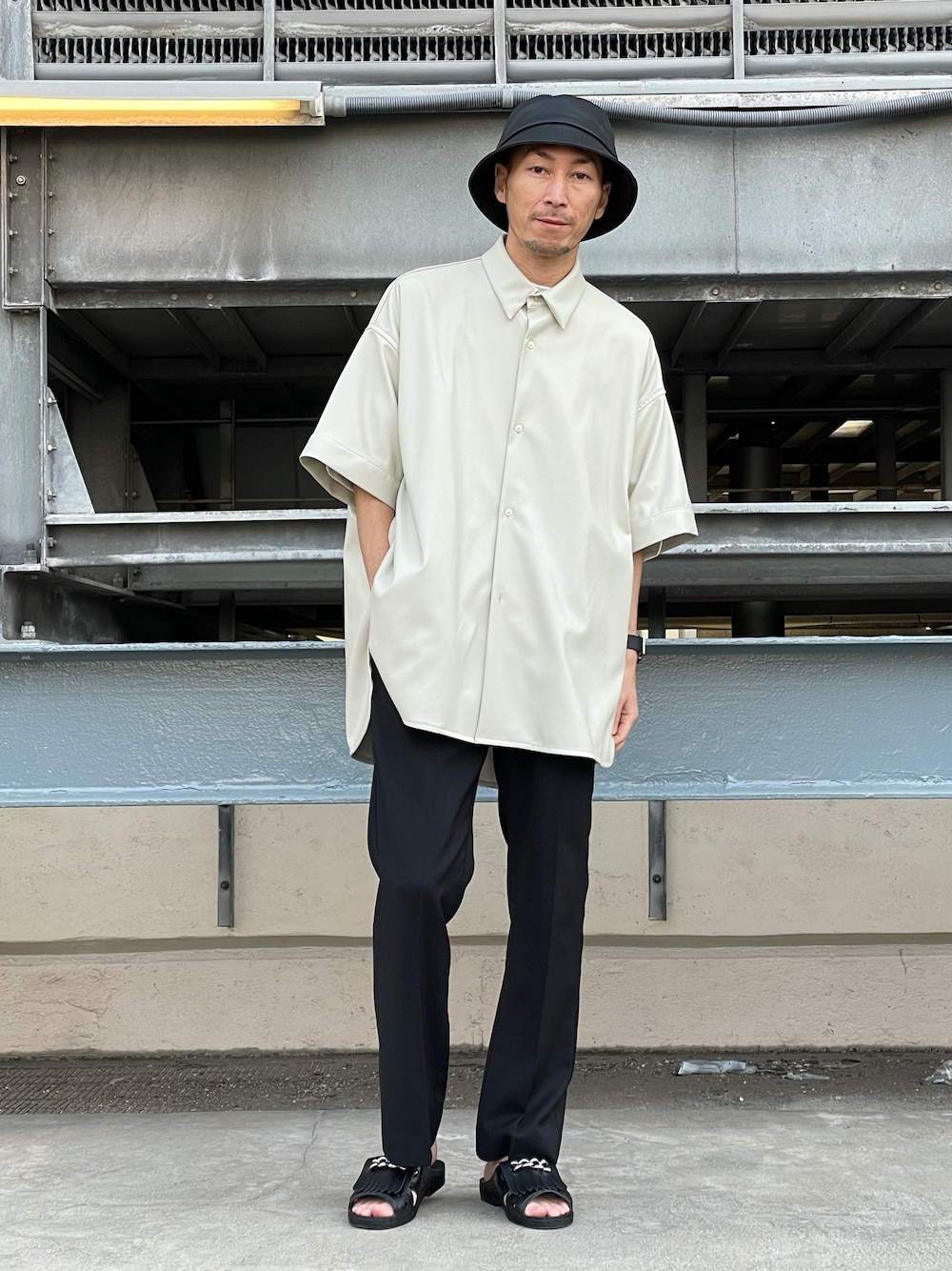 「春夏コーデ、ビッグシルエット、レザーシャツ、シンプルコーデ、スラックス、フレアパンツ、サンダル、便所サンダル、半袖シャツ、シャツスタイル」｜「Lui'sのウォッシャブルフェイクラムスキン スリット5分袖ビッグシャツ（シャツ/ブラウス、ホワイト系）」を使った、Shunsuke Itoさん（メンズ・173cm）の春コーディネートの1枚目の写真